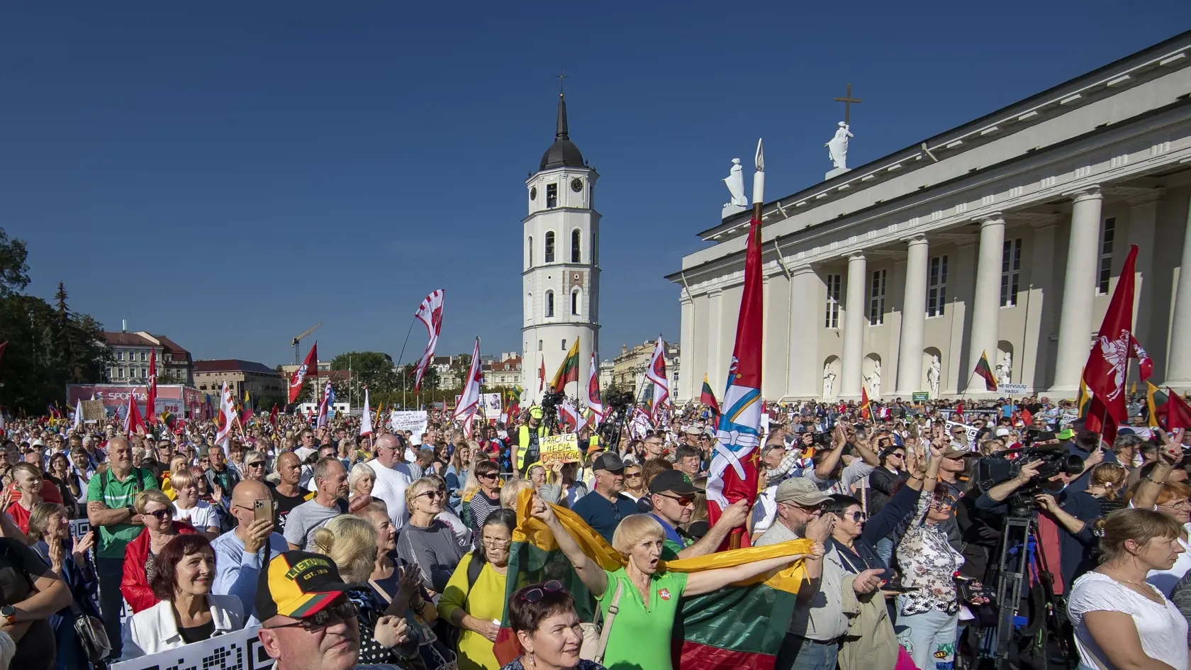 JB 20 Vilnius - Demonštranti mávajú národnými zástavami počas protestu proti očkovaniu a vládnym opatreniam pre nezaočkovaných ľudí na Katedrálnom námestí vo Vilniuse 10. septembra 2021. FOTO TASR/AP

Anti-vaccination protesters waving national flags take part in a protest at Cathedral Square in Vilnius, Lithuania, Friday, Sept. 10, 2021, against the government's restrictions for people who have not developed immunity to COVID-19. (AP Photo/Mindaugas Kulbis)