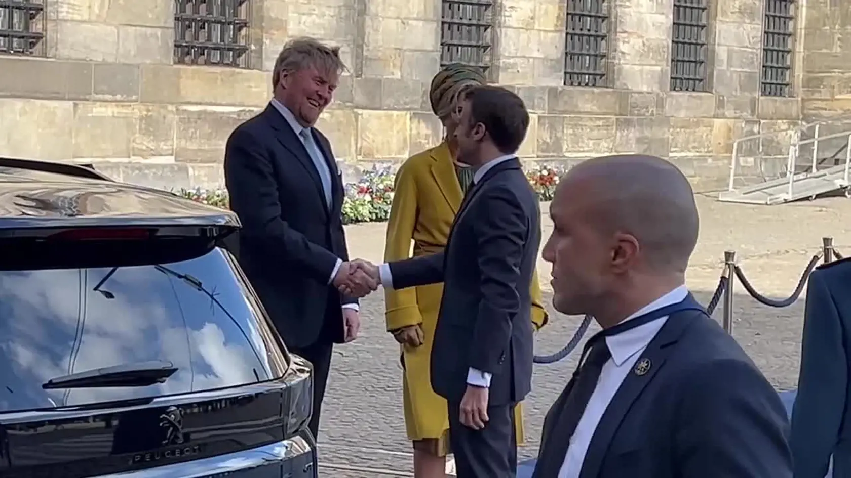 Prvá dáma Francúzska Brigitte Macron (69) spolu s prezidentom Emmanuelom Macronom (45) zavítala na oficiálnu návštevu Holandska. Okrem toho, že prišla vyparádená od hlavy po päty ukázala aj chudučké nohy, ktoré boli oproti iným zúčastneným ako paličky.