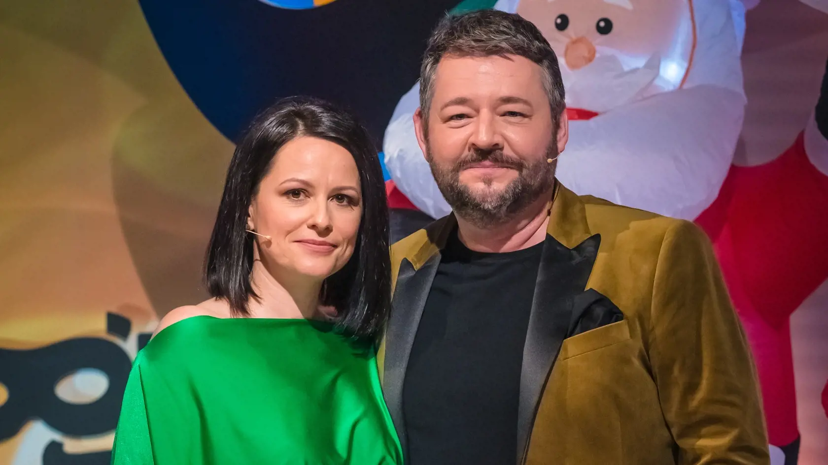 Partnerka Michala Hudáka Denisa si obliekla kratučké zelené mini šaty.