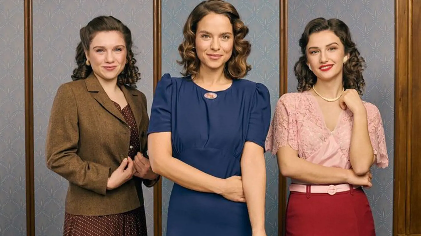 "Slovenské predavačky" z obchodného domu Dunaj. Na snímke Alenka (Lesana Krausková), Klára (Kristína Svarinská) a Eva (Petra Dubayová).