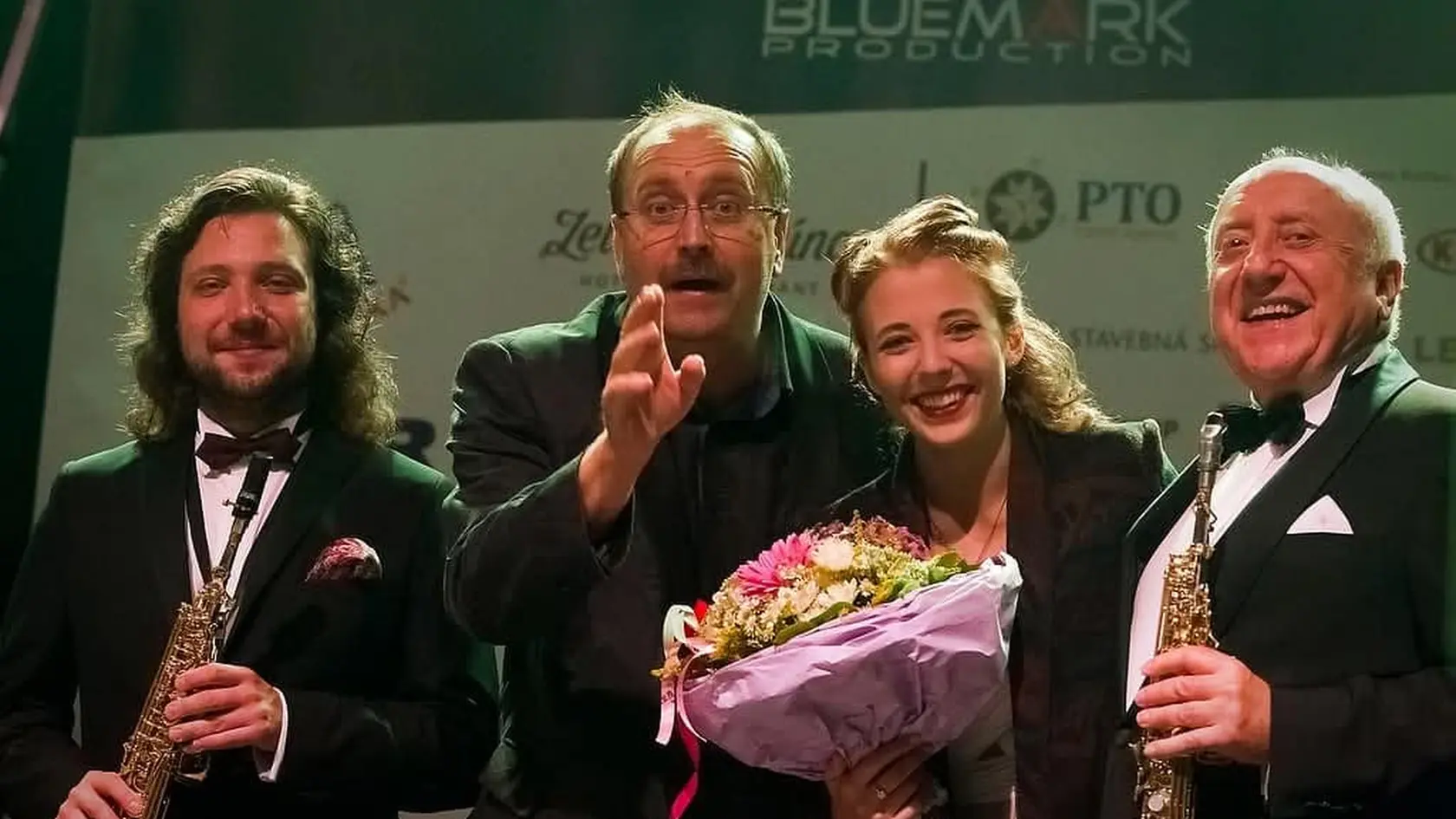 Anička Slováčková je po smrti. Často vedľa otca Felixa účinkovala aj na slovenskom Muzikálovom festivale Jozefa Bednárika v  Brusne. Na zábere s bratom Felixom juniorom, otcom Felixom Slováčkom a šéfom festivalu Jánom Kubišom.