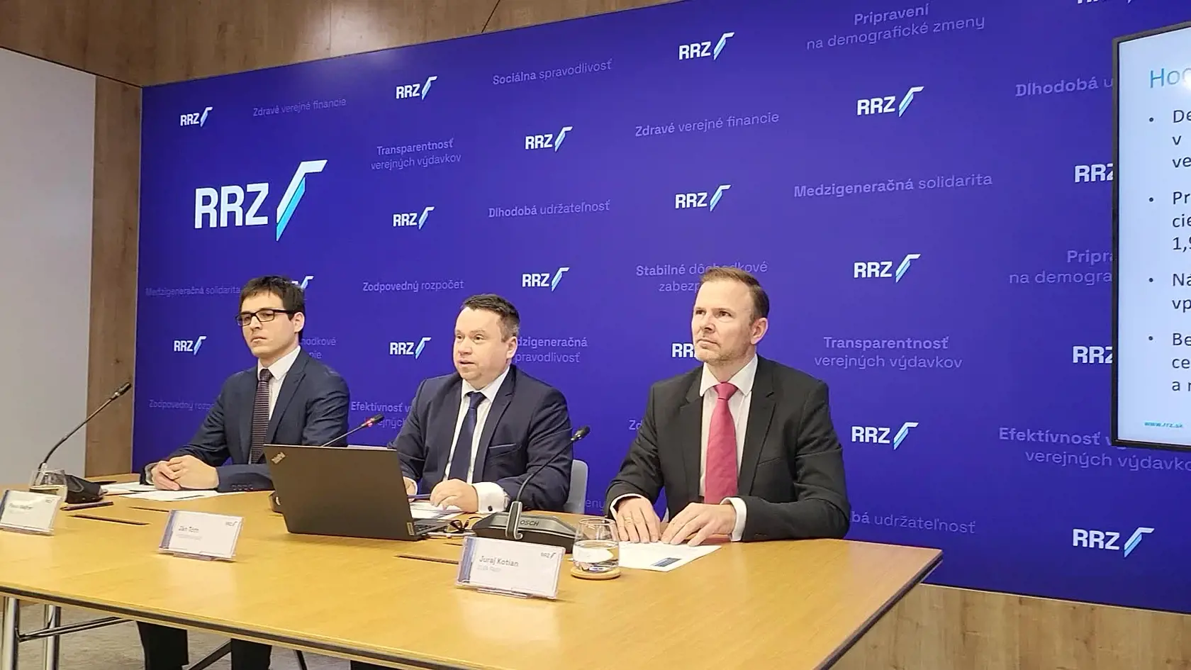 Odborníci z rozpočtovej rady hodnotia návrh štátneho rozpočtu. V zásade ho hodnotia pozitívne, aj keď v ňom vidia isté rezervy. Radia napríklad, aby sa konsolidovalo aj v roku 2026 a nie až vo volebnom roku.