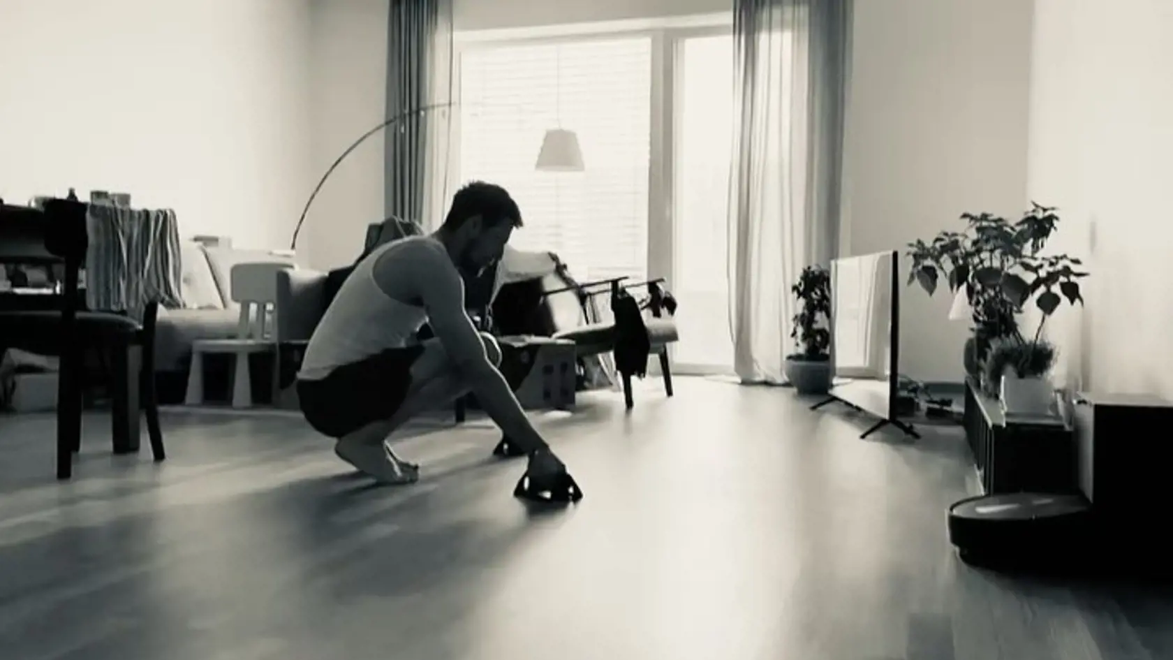 Juraj Loj a Zuzana Kanócz majú televízor na zemi.