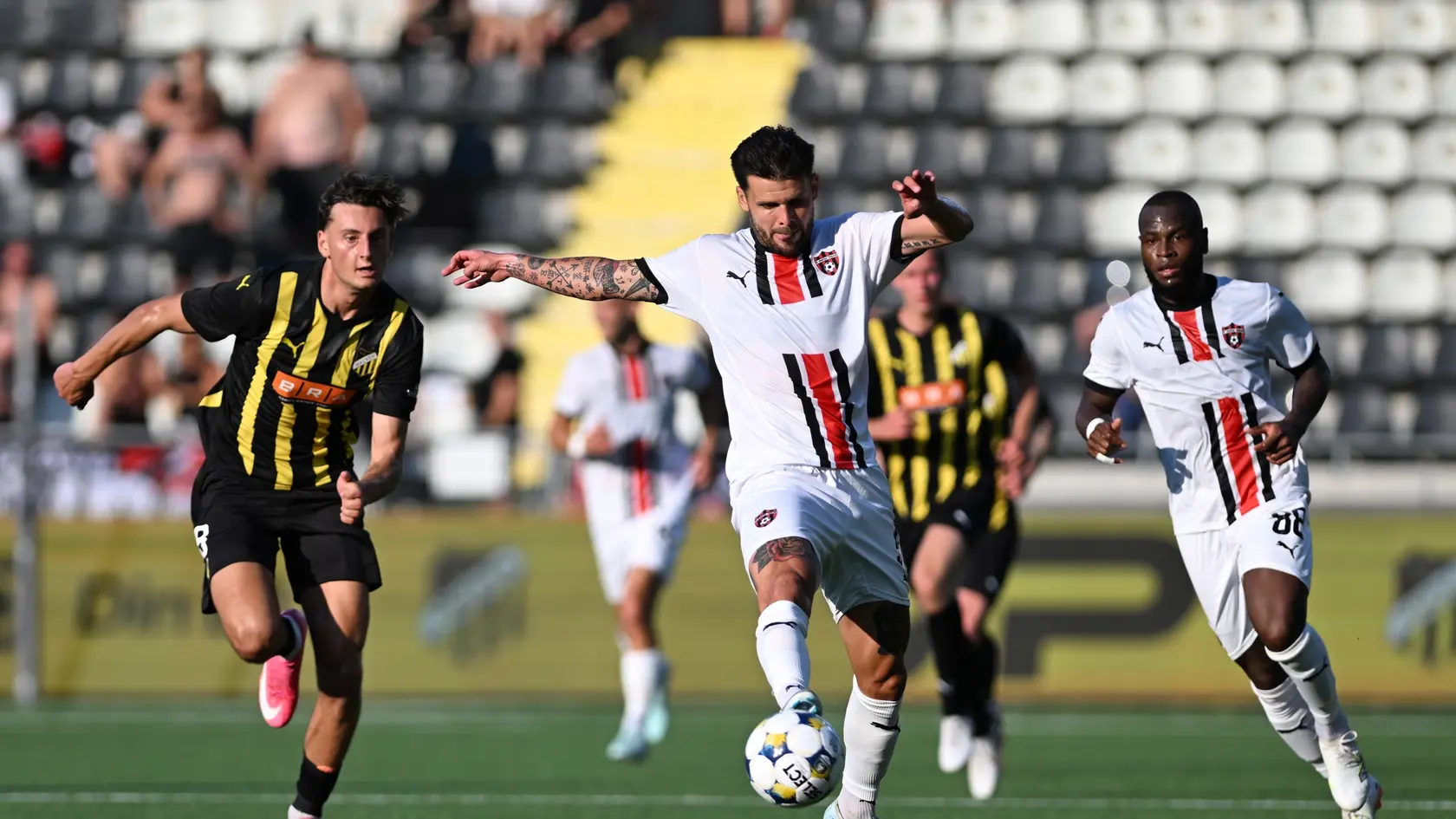 Na snímke zľava Silas Andersen (Häcken), Michal Ďuriš a Cedric Badolo (obaja Trnava) bojujú o loptu.