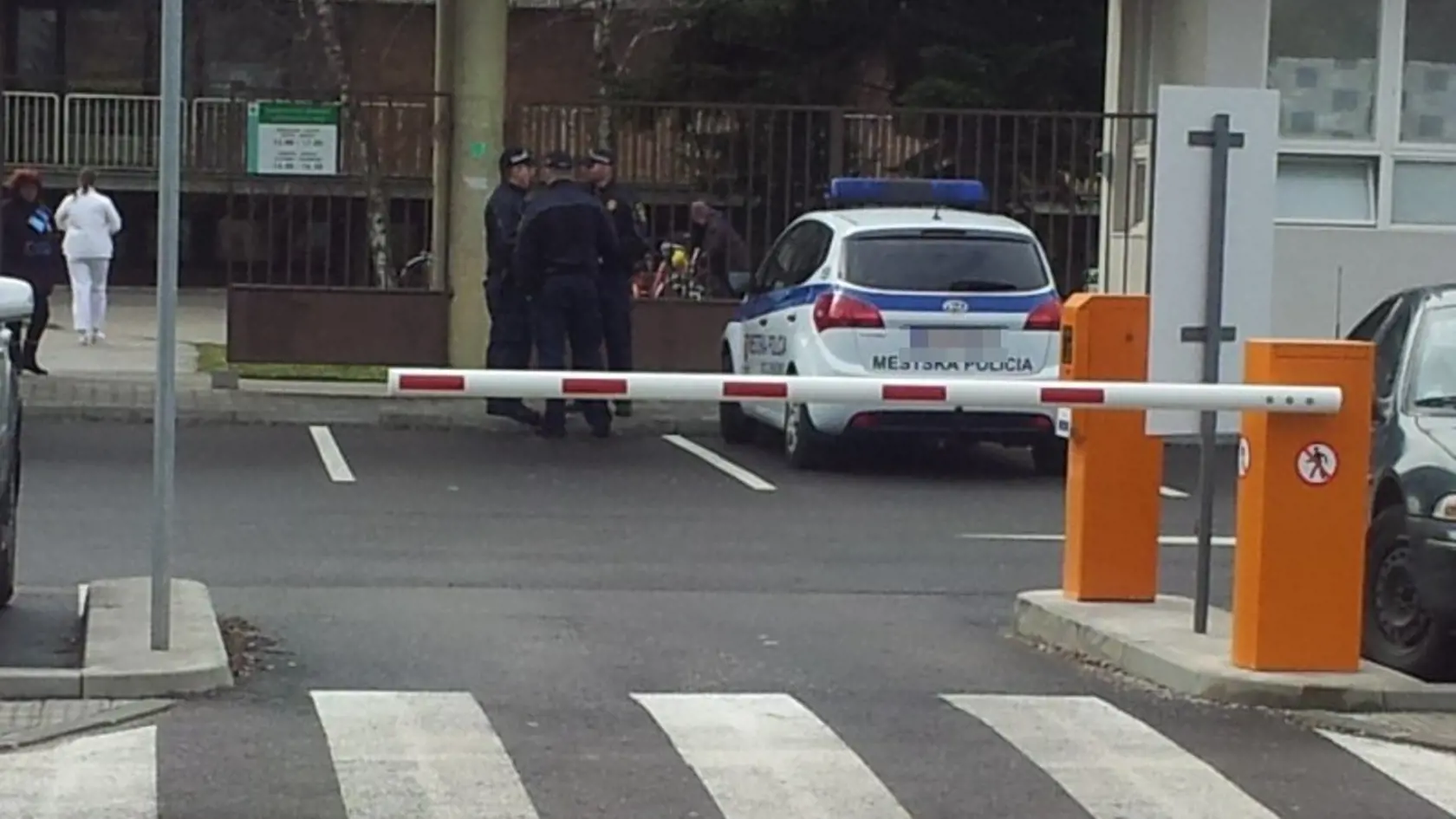 Zastávka u kolegu. Spolu si posedeli 20 minút v miestnosti, ktorú má mestský policajt vyčlenenú v nemocnici. Označenie, že sa tu nachádza pracovisko mestskej polície, by ste však márne hľadali.