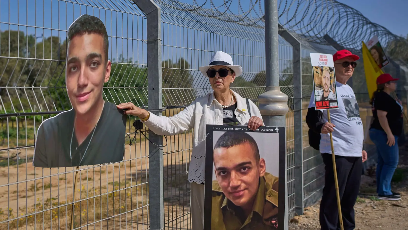 Na archívnej snímke z 20. apríla 2025 žena drží fotografiu svojho vnuka Edana Alexandra, americko-izraelského rukojemníka, ktorého zadržiava militantné hnutie Hamas v Pásme Gazy. Palestínske hnutie Hamas v nedeľu 11. mája oznámilo, že v rámci širšieho úsilia o dosiahnutie prímeria s Izraelom a obnovenie humanitárnej pomoci do Pásma Gazy prepustí americko-izraelského rukojemníka Edana Alexandra.