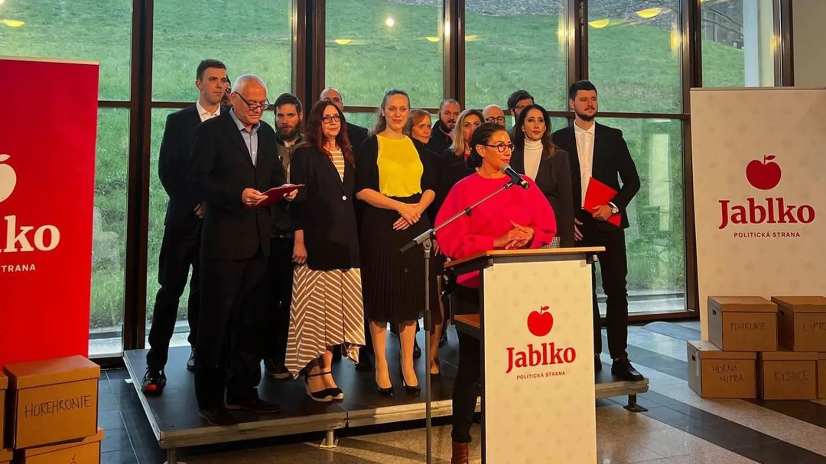 Nicholsonová predstavuje stranu Jablko.