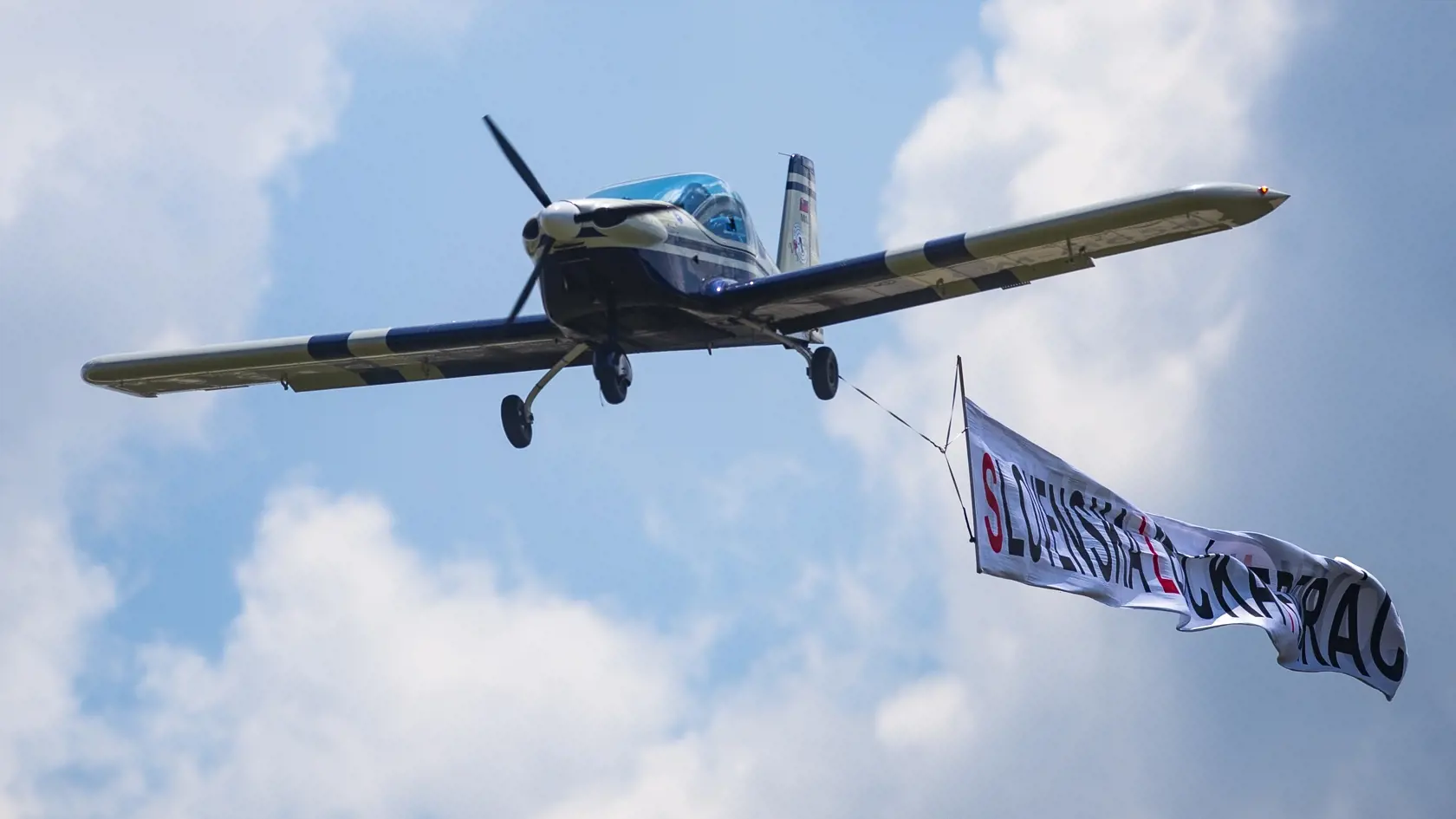 Na snímke ľahké lietadlo Tomark SD4 Viper prilietava na dráhu letiska M. R. Štefánika pri príležitosti 140. výročia narodenia generála M. R. Štefánika. Piloti ľahkých lietadiel absolvovali prelet nad Bratislavou za účasti štátneho tajomníka ministerstva dopravy a výstavby SR Jaroslava Kmeťa a pranetere Štefánika Tamary Dudášovej. FOTO TASR – Jakub Kotian