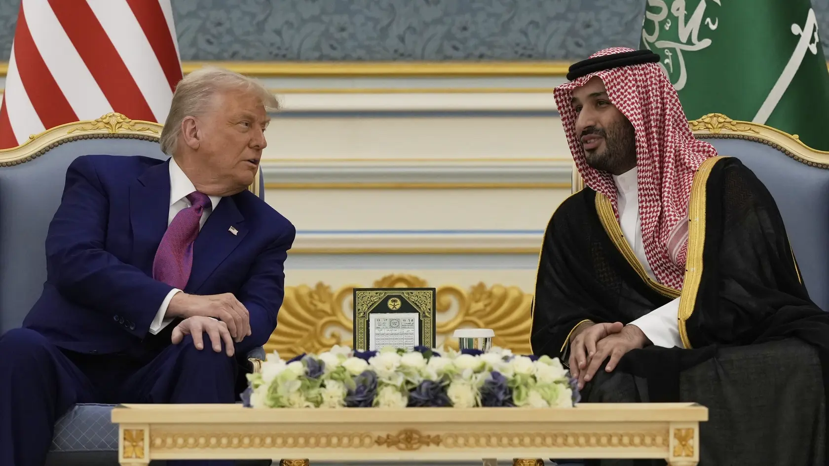 KK46 Rijád - Americký prezident Donald Trump a saudskoarabský korunný princ Muhammad bin Salmán počas stretnutia v kráľovskom paláci v saudskoarabskom Rijáde v utorok 13. mája 2025. Prezident USA Donald Trump pricestoval na návštevu Saudskej Arábie, ktorá je prvou zastávkou jeho blízkovýchodného turné. Následne zavíta do Kataru a Spojených arabských emirátov. FOTO TASR/AP
President Donald Trump and Saudi Crown Prince Mohammed bin Salman speak during a meeting at the Royal Palace in Riyadh, Saudi Arabia, Tuesday, May 13, 2025. (AP Photo/Alex Brandon)