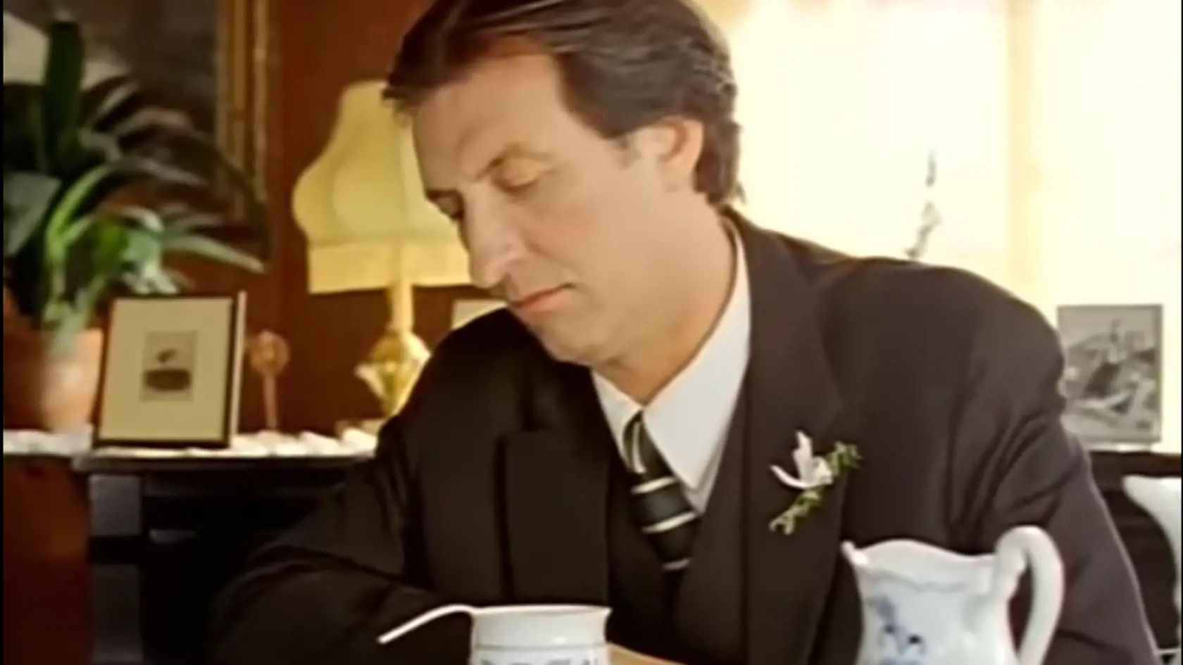 Plastový príbor sa vypomstil aj v komédii Pelíšky. Rozpustil sa v káve.