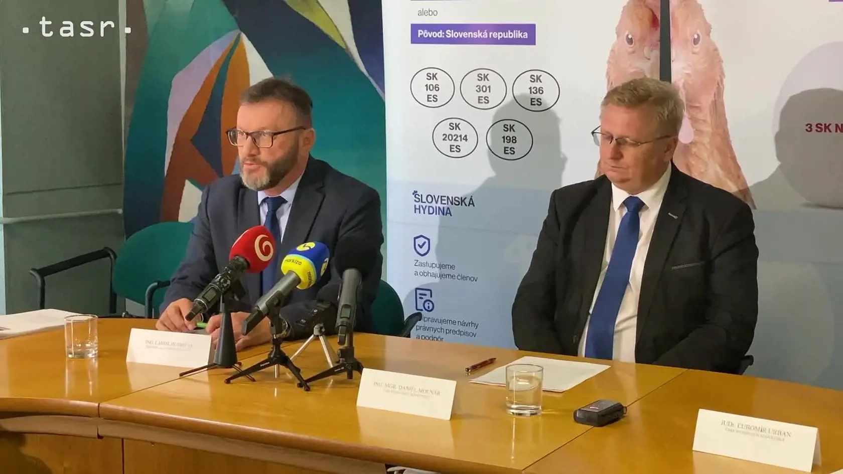 Ukrajinské vajcia môžu už v budúcom roku vytlačiť z obchodných reťazcov na Slovensku domácich producentov. Poukázal na to riaditeľ Únie hydinárov Slovenska Daniel Molnár i riaditeľ spoločnosti Novogal Dvory nad Žitavou Ladislav Birčák.