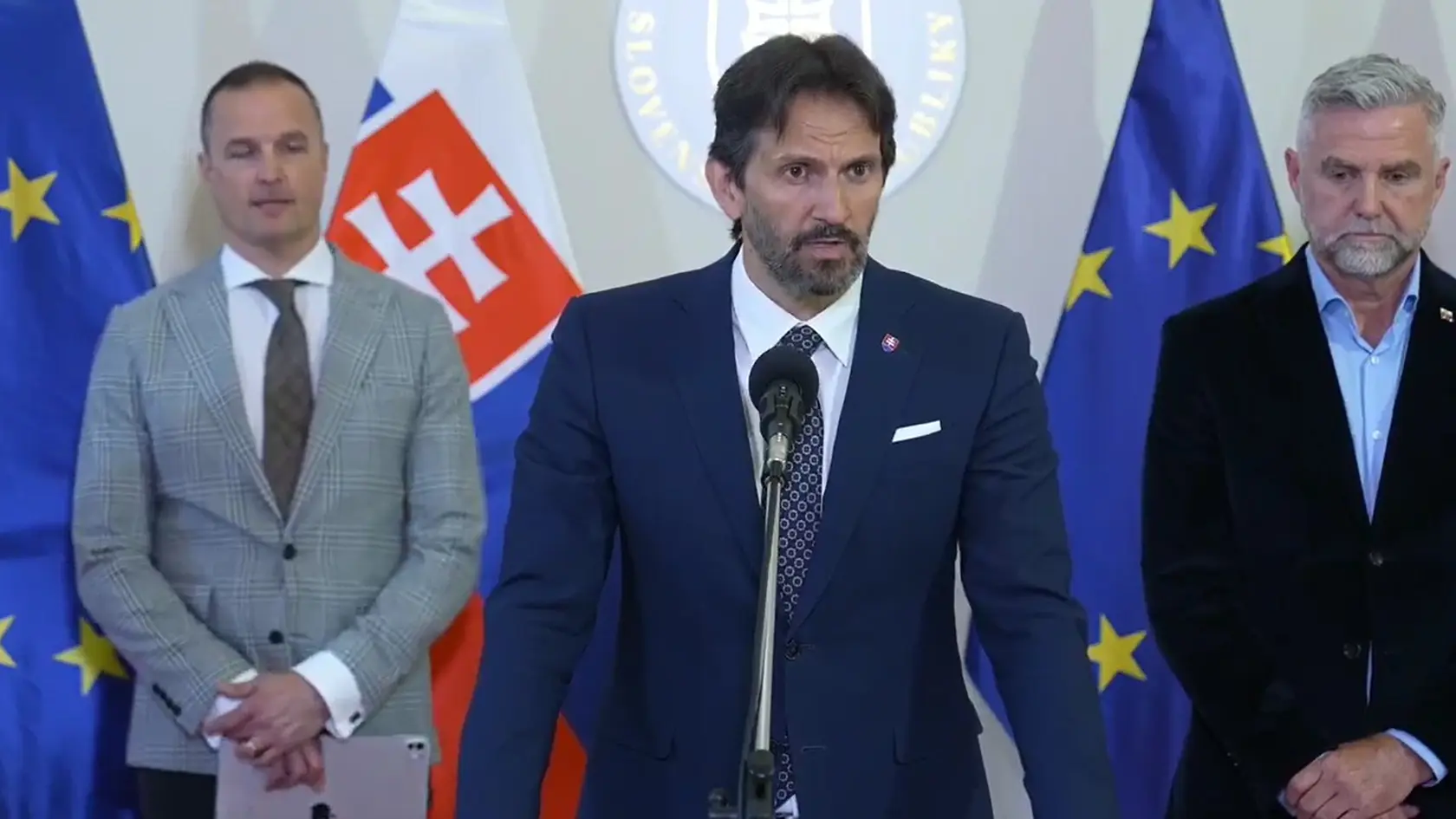 Zľava David Lindtner, Robert Kaliňák a Tibor Gašpar (všetci Smer) počas tlačovky o šírení nenávisti v spoločnosti, ktorá sa konala v utorok 13. mája 2025 v Bratislave.