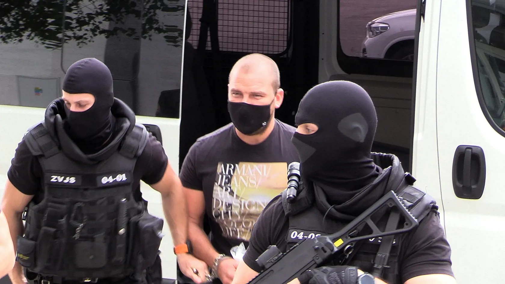 Eskorta priviezla na pojednávanie s Dušanom Kováčikom svedka Mateja Zemana, ktorý je v inom prípade obvinený z krivej výpovede.