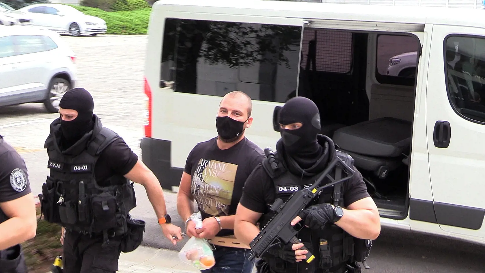 Eskorta priviezla na pojednávanie s Dušanom Kováčikom svedka Mateja Zemana, ktorý je v inom prípade obvinený z krivej výpovede.