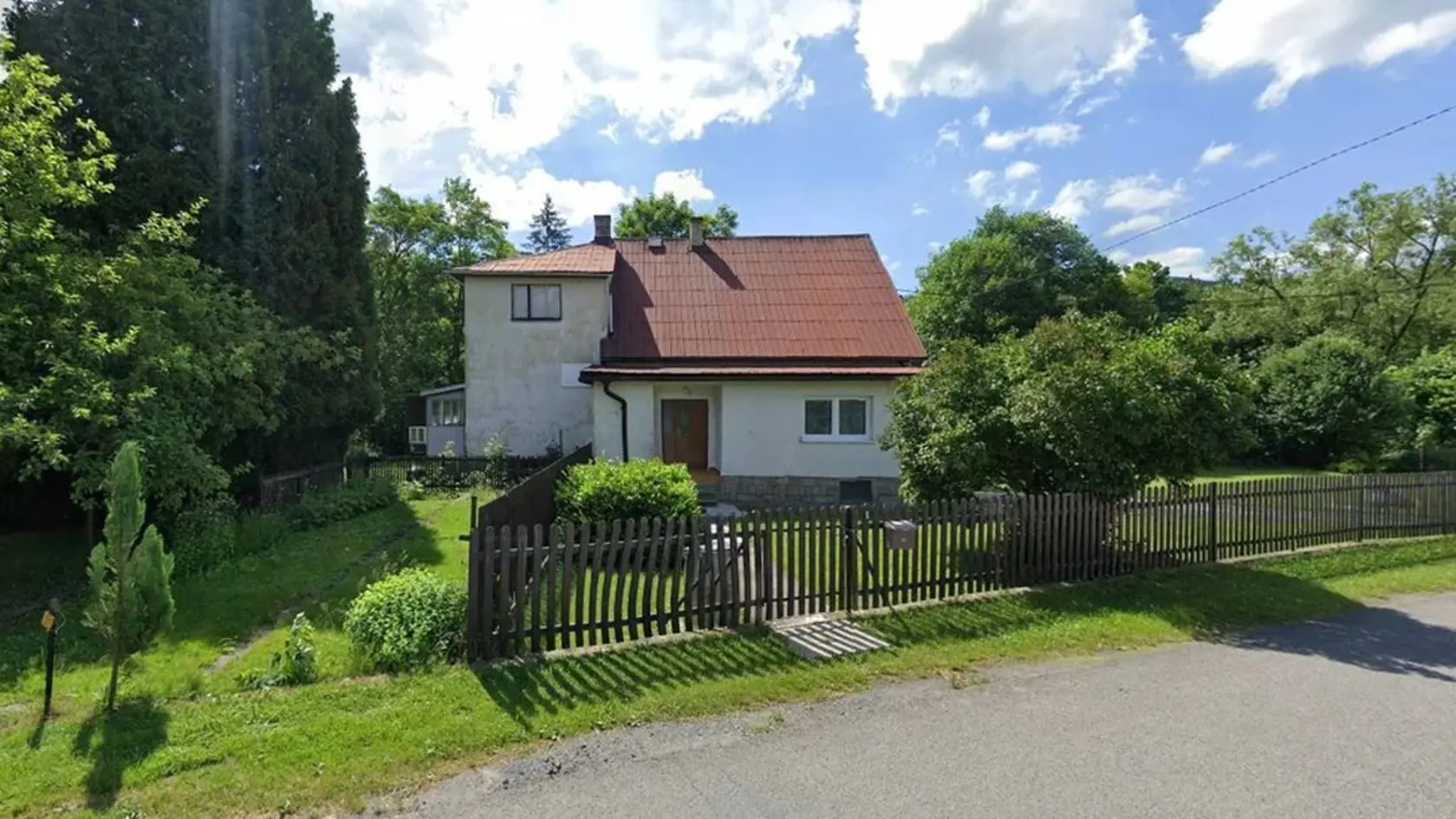 Dom, v ktorom došlo k tragédii Heleny Zeťovej. Nehybné telo našiel pod oknami jej biologický otec.