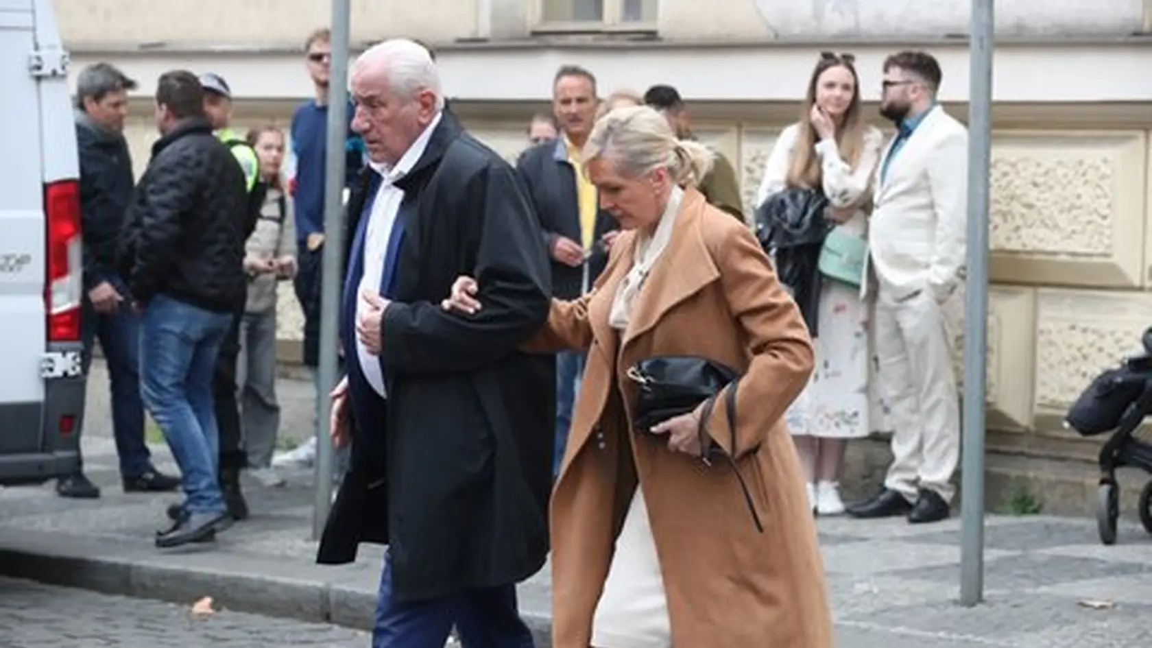 Pohreb Aničky Slováčkovej. Na snímke Helena Vondráčková s manželom.