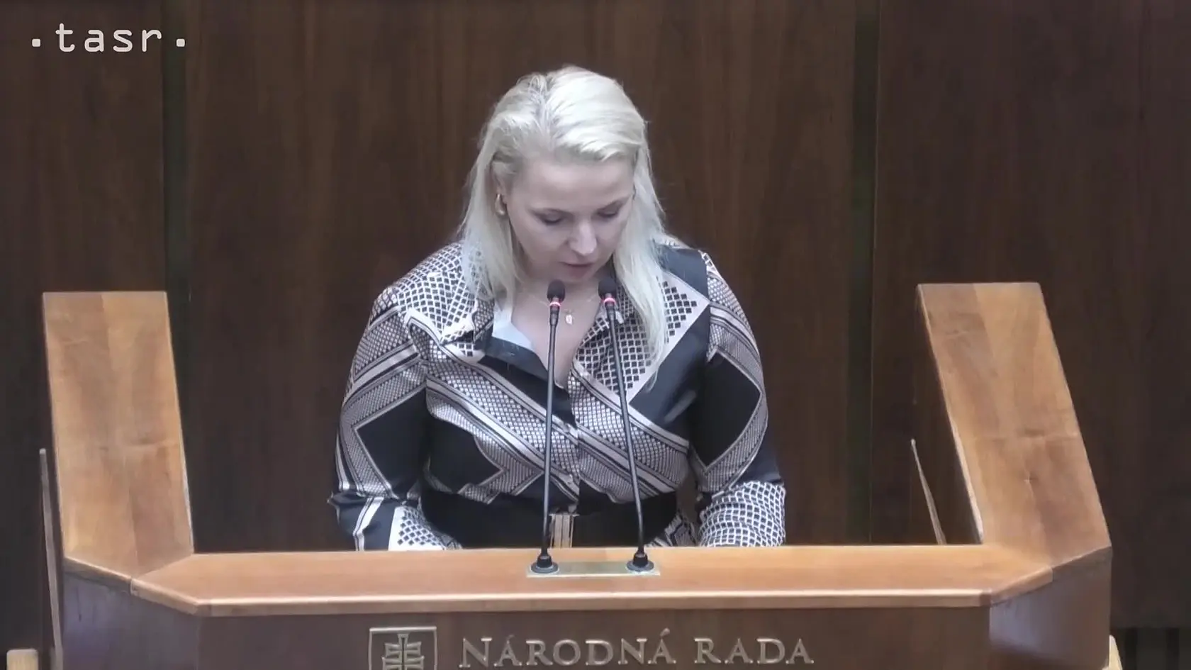 Poslankyňa za Smer Zuzana Plevíková v rozprave k ústavným zmenám hovorila o kontroverzných príručkách pre školy. Podľa jej slov mala žiakom vysvetlovať aj o to, „ako oslovovať nebinárne osoby".