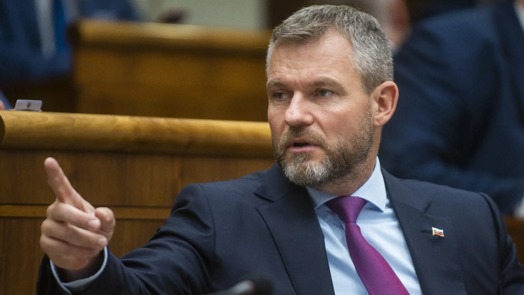 Šéf Hlasu Peter Pellegrini sa často na sociálnej sieti prezentuje fotkami z prírody, alebo so svojim psom. Poslanec OĽANO Tomáš Šudík mu jeho lásku k zvieratám neverí.