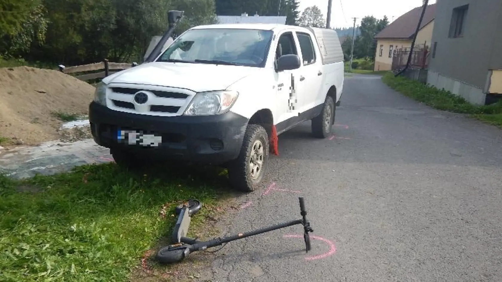 11-ROČNÝ CHLAPEC NA ELEKTROKOLOBEŽKE SKONČIL "POD KOLESAMI AUTA