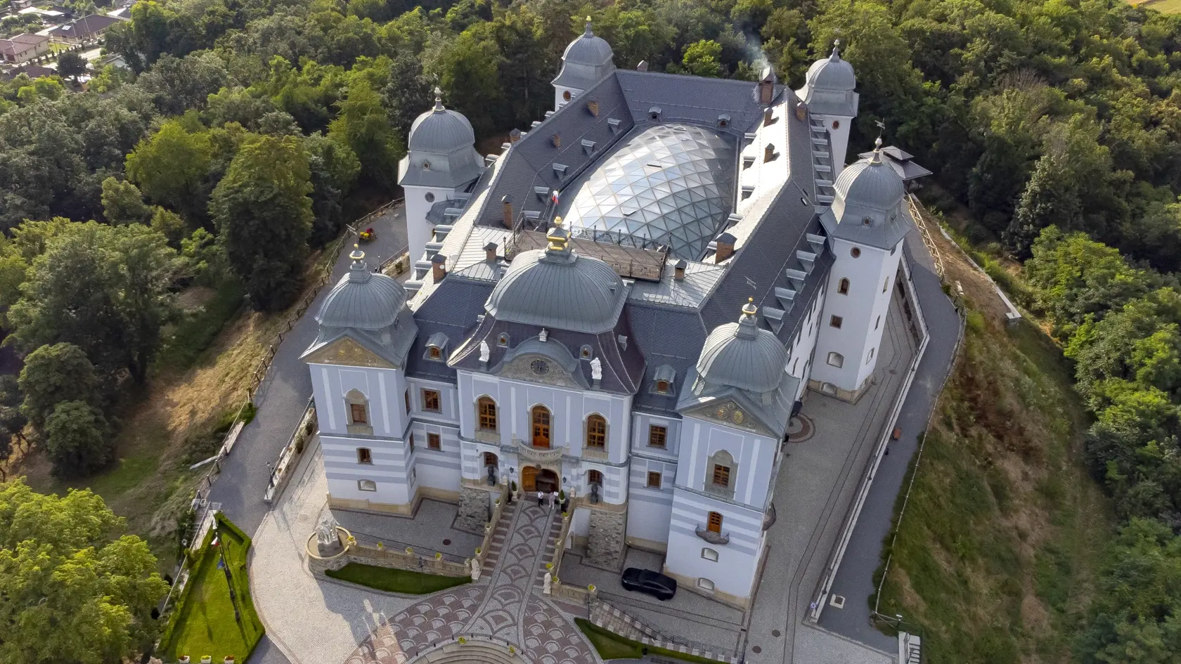 V tomto majestátnom sídle neďaleko Lučenca sa budú zabávať na Škriniarovej megaluxusnej svadbe hostia spoločne so svadobčanmi.