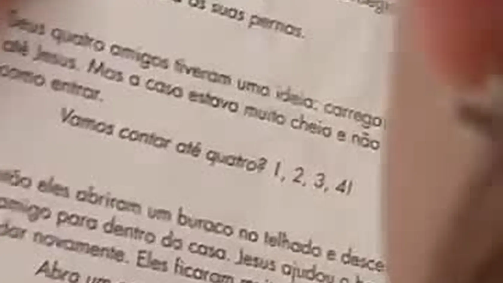 Sledujte, ako vie čítať v cudzom jazyku.