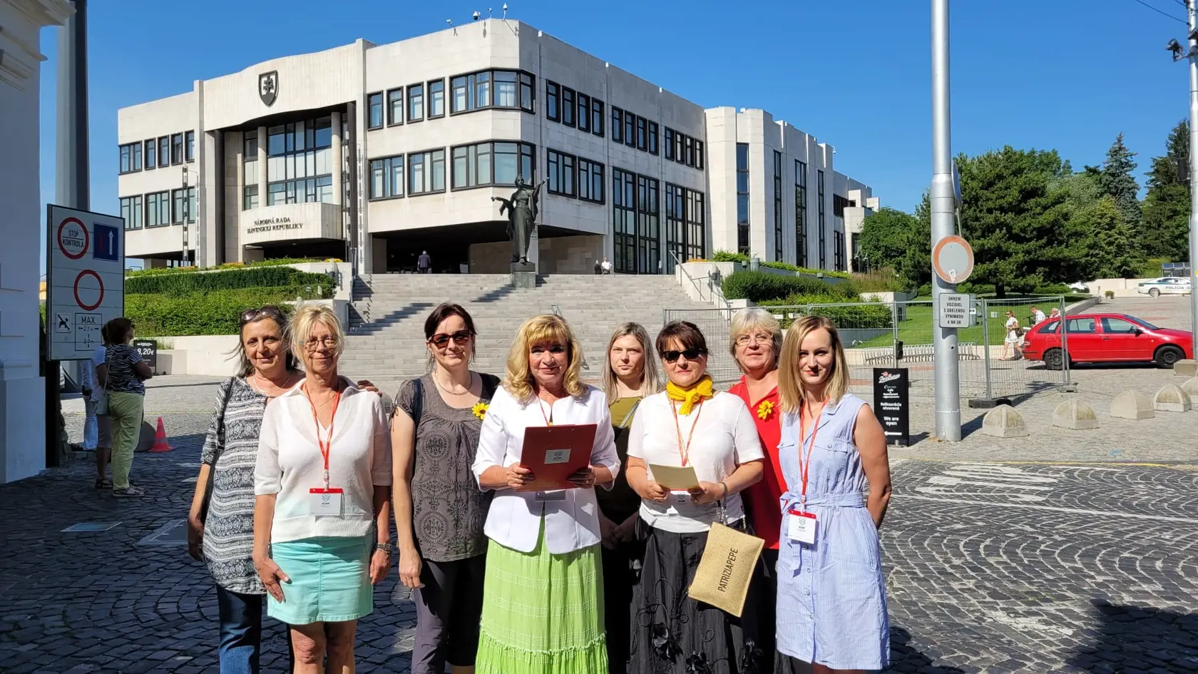 Poslanci sľubovali pacientom zlepšenie dostupnosti liekov na Slovensku, ktoré je už dnes na chvoste krajín v EÚ. Namiesto toho sa rozhodli presadiť si vlastné záujmy na úkor tých, ktorí majú v plnej miere pocítiť na vlastnej koži dopad ich politických rozhodnutí. Ďalšie neprediskutované zmeny v rámci poslaneckých návrhov k novele zákona č. 363/2011 Z. z. sú pre nás pacientov neprijateľné.