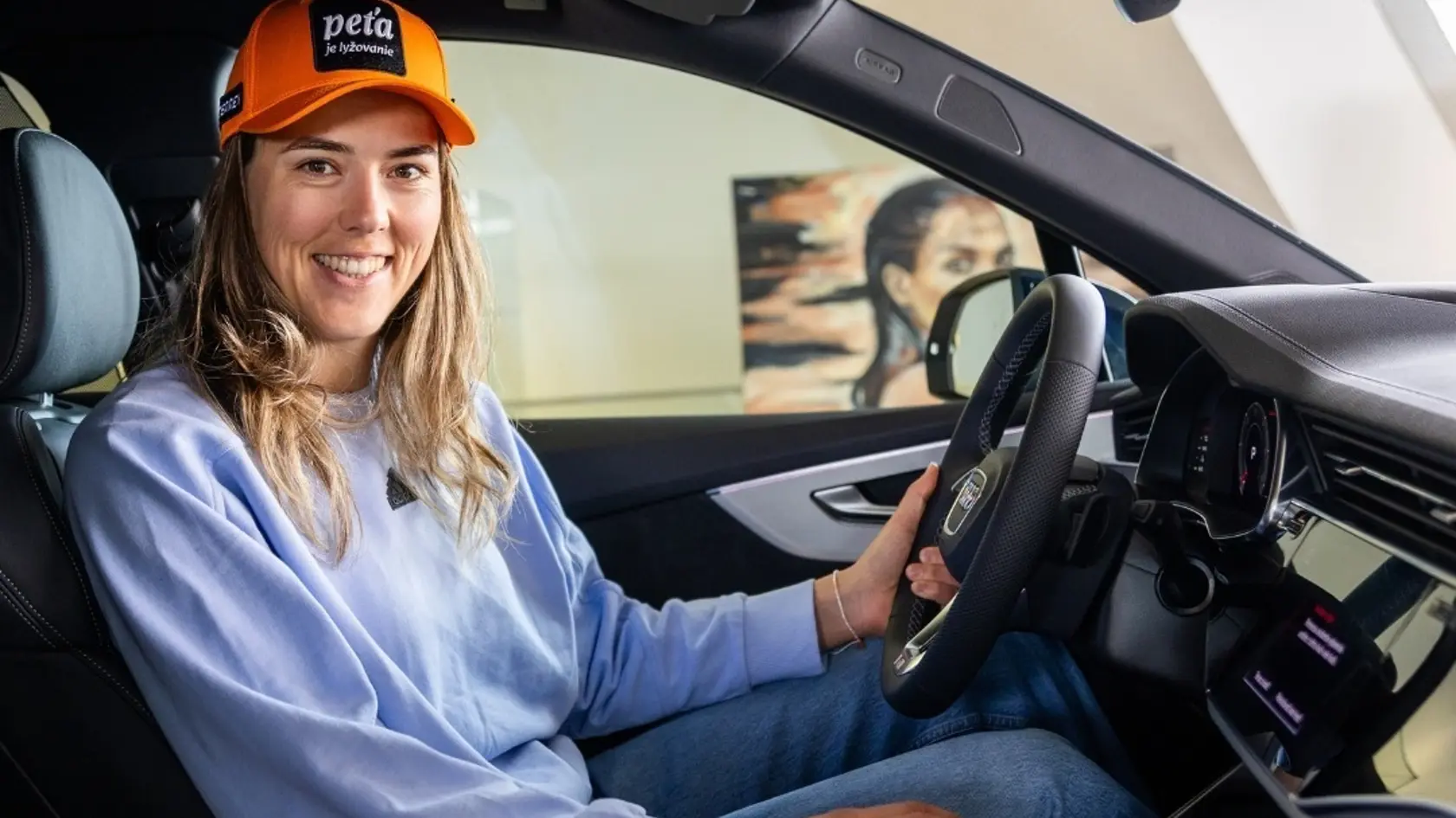 Petra Vlhová pózuje s novým Audi Q7.