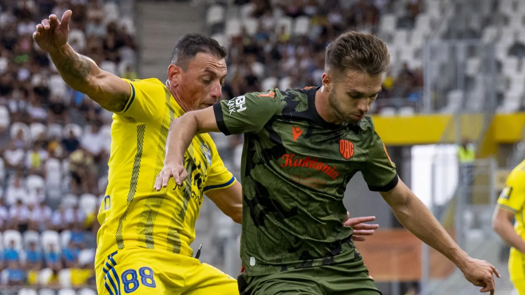 FC Košice nahradia v Konferenčnej lige FC DAC 1904 Dunajská Streda, pričom môžu ísť hrať do Győru. Na snímke zľava Nicolas Gorosito (Košice) a Ján Bernát (Dunajská Streda) bojujú o loptu.