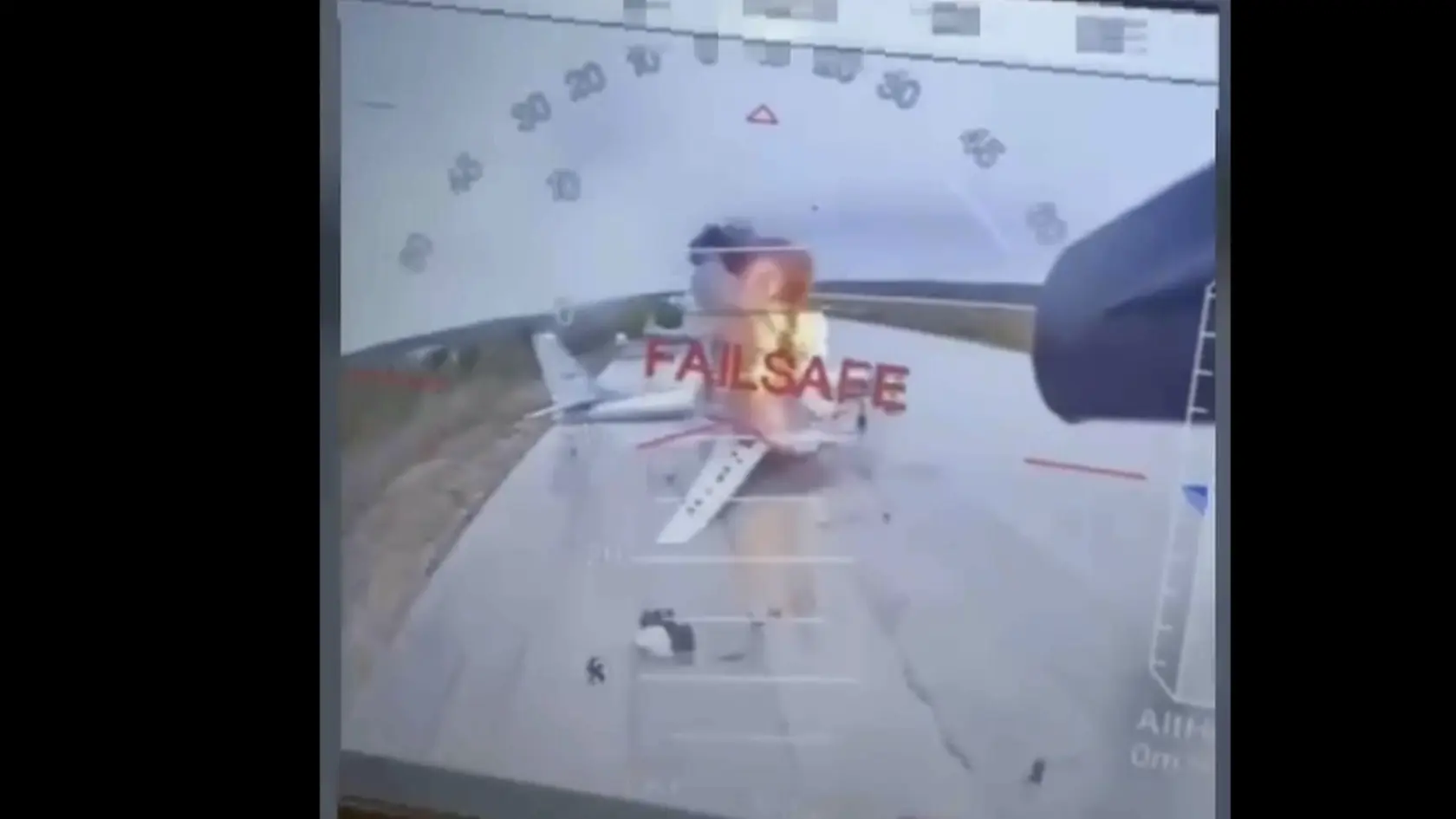 Na tomto zábere z videa zverejneného 1. júna 2025 zdrojom z ukrajinskej bezpečnostnej služby je vidieť ukrajinský dron útočiaci na ruské lietadlá hlboko na území Ruska.