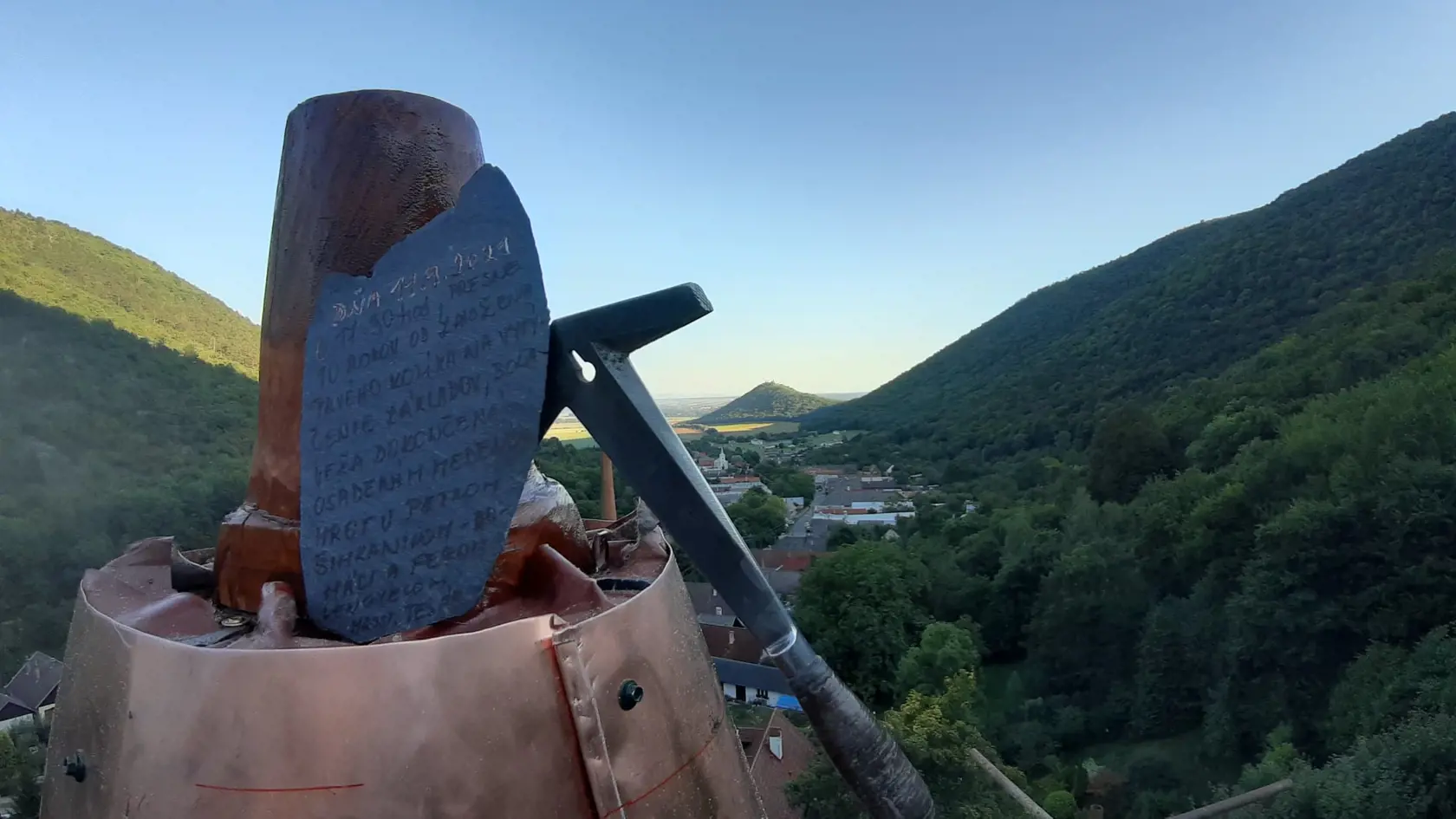 Veža na vlásku.