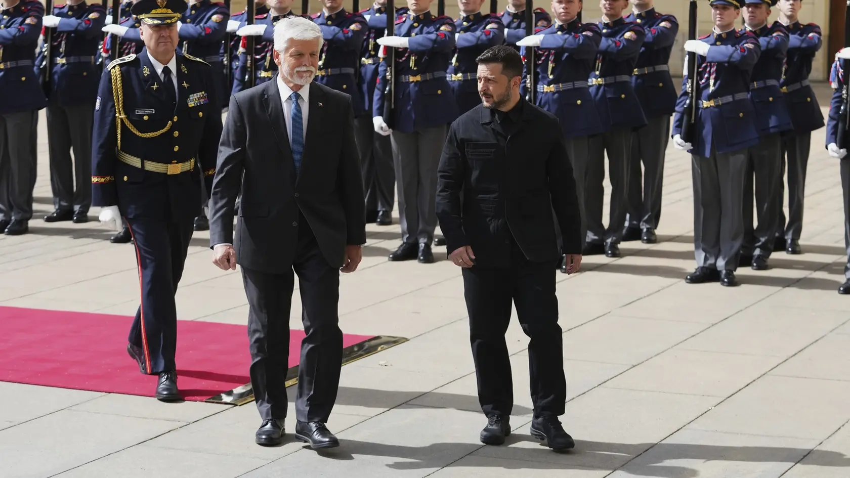 WA 57 Praha - Na snímke ukrajinský prezident Volodymyr Zelenskyj (vpravo) a český prezident Petr Pavel (uprostred) počas prehliadky čestnej stráže na nádvorí Pražského hradu v nedeľu 4. mája 2025. FOTO TASR/AP


Czech Republic's President Petr Pavel, center left, welcomes his Ukrainian counterpart Volodymyr Zelenskyy at the Prague Castle, Czech Republic, Sunday, May 4, 2025. (AP Photo/Petr David Josek)