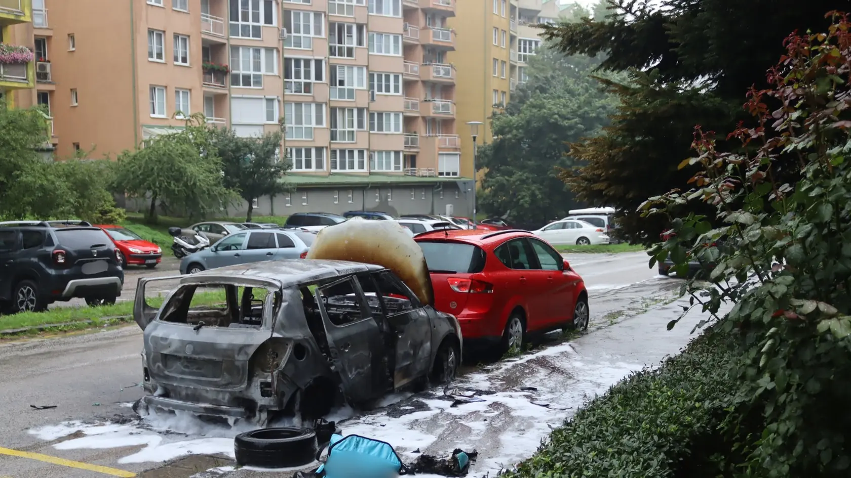 V bratislavskom Lamači horeli dve osobné autá.