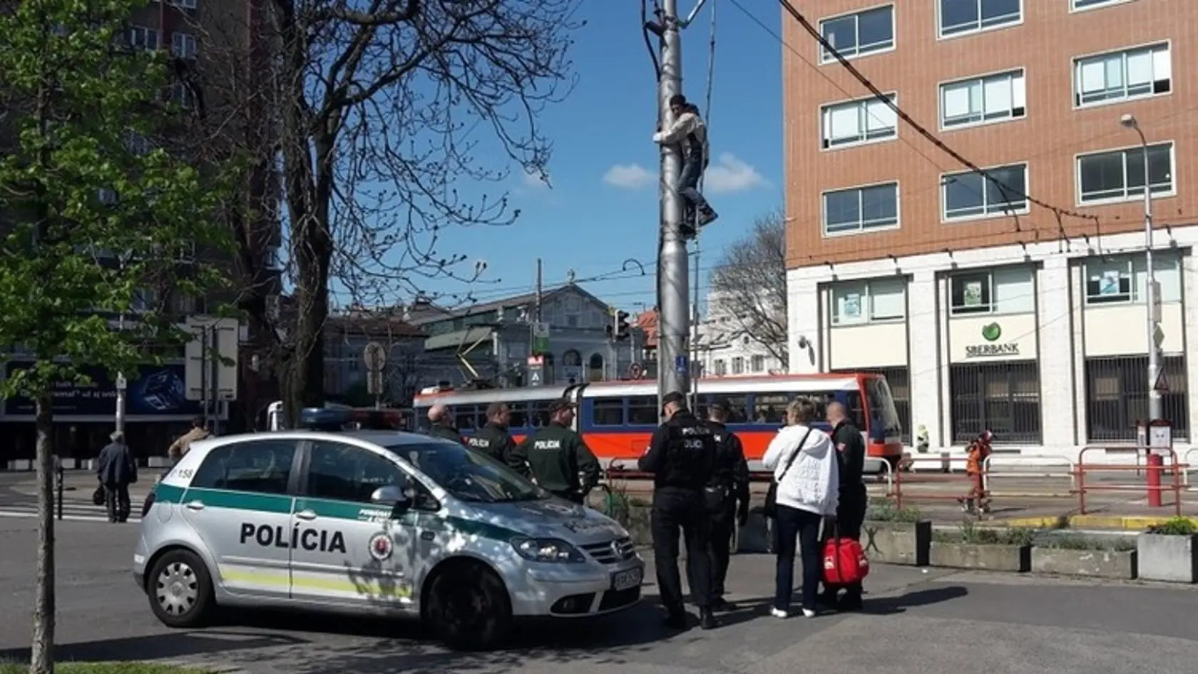 Tento muž uviazol na stĺpe elektrického vedenia na bratislavskom Kamennom námestí.