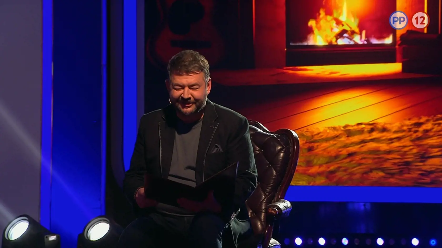 Michal Hudák v takomto umelo vytvorenom útulnom prostredí čítal návod na použitie hadice. Znelo to ako napínavá rozprávka.