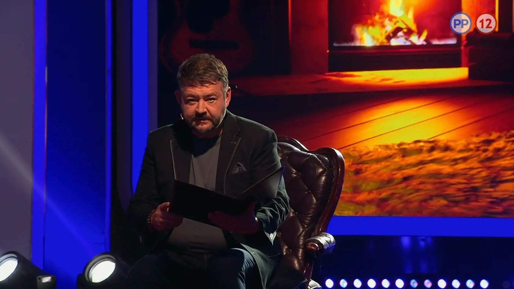 Michal Hudák v takomto umelo vytvorenom útulnom prostredí čítal návod na použitie hadice. Znelo to ako napínavá rozprávka.