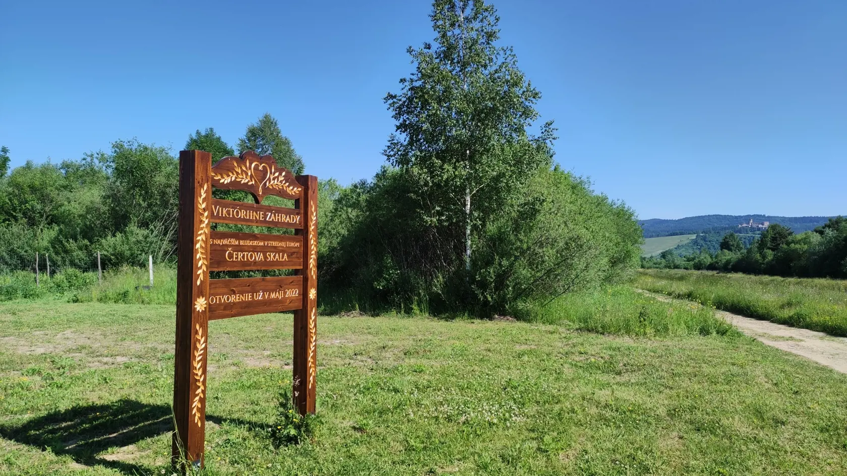 Návštevník dostane pri vstupe do bludiska mapku k prvej soche, ktorá mu po vylúštení hádanky dá mapu k ďalšej a takto si postupne vyskladá mapu celého bludiska.