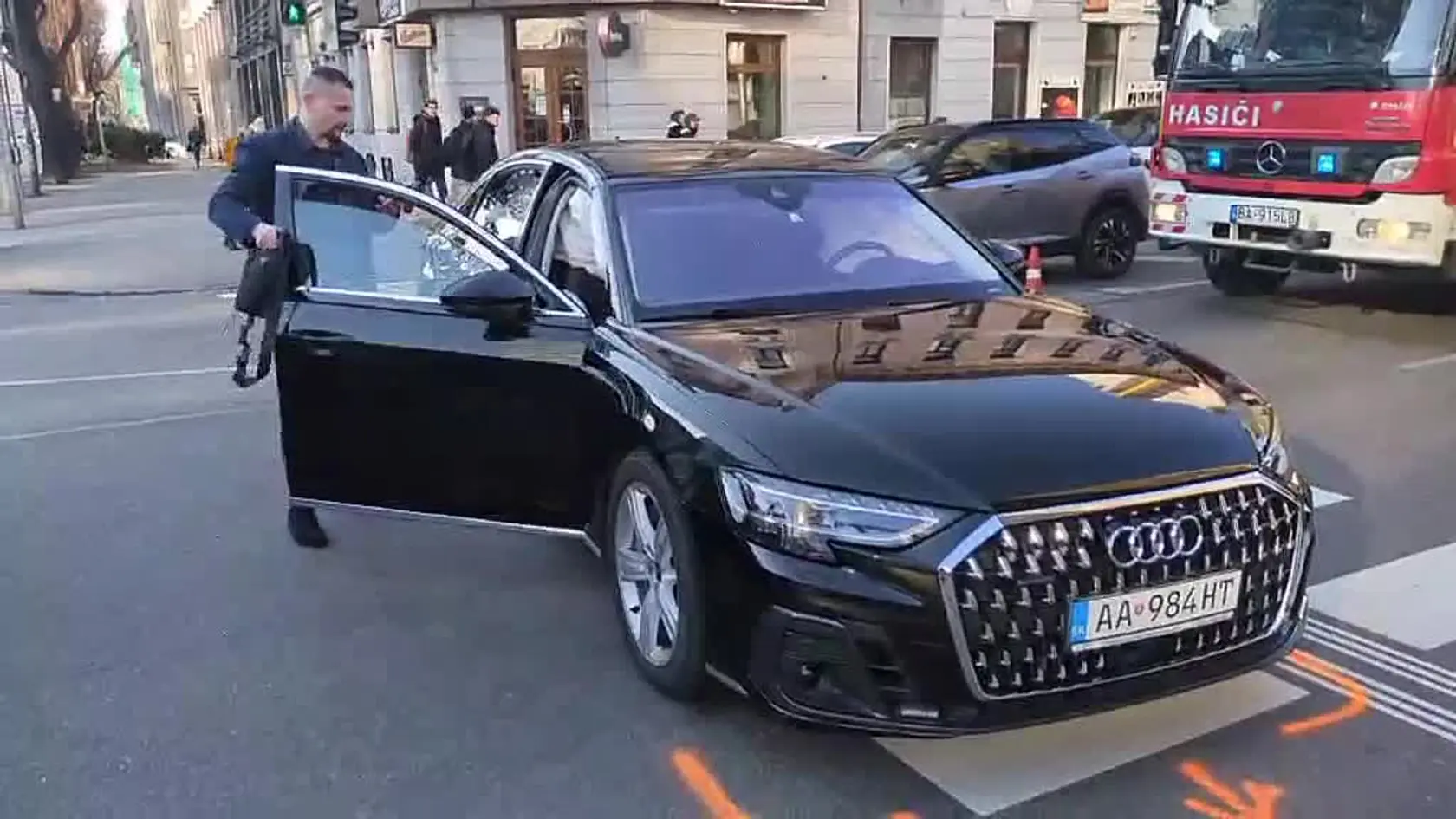 Minister financií, Kamenický, mal v Bratislave dopravnú nehodu.