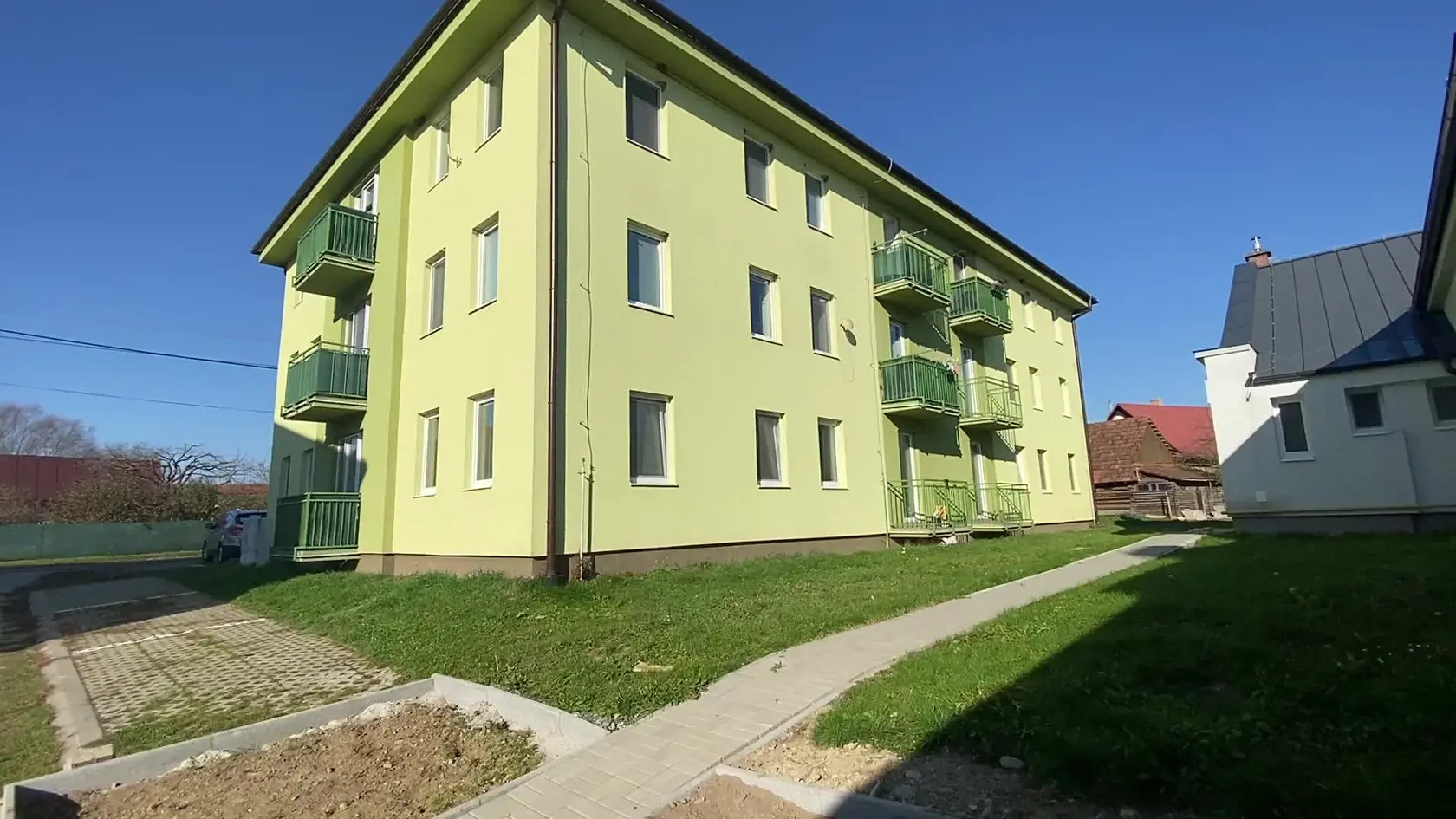 Bolesť, akú si nekážeme predstaviť! Krásna Michaela (31) z Rokytova (okres Bardejov) prišla za brutálnych okolností o svoje milované a vytúžené dvojmesačného bábätko. Chlapčeka Adamka zastrelil jej manžel Mário (†32) a potom spáchal svojou legálne držanou súkromnou zbraňou samovraždu