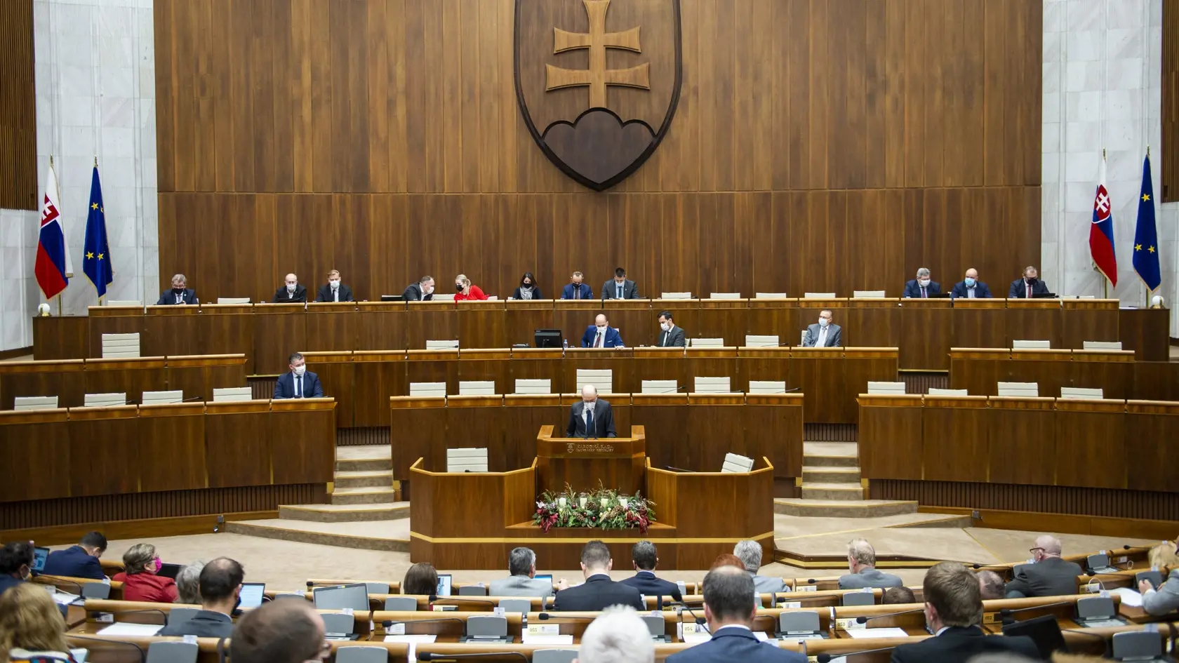 Na snímke sú poslanci počas zasadnutia parlamentu.