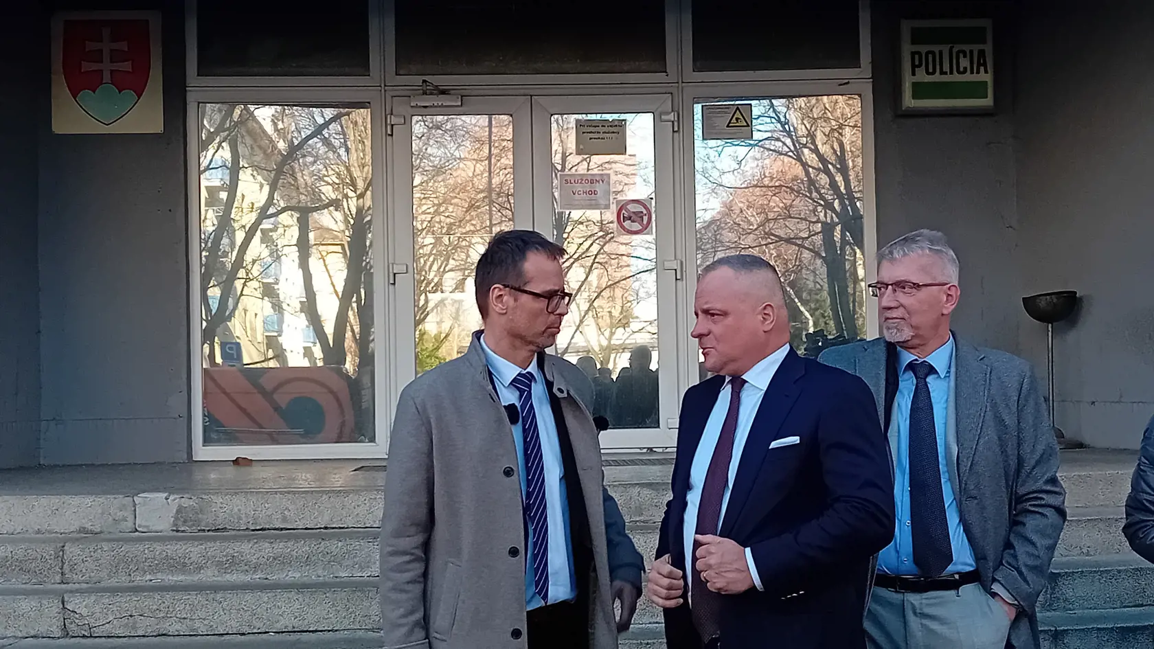 Poslanec Tomáš Szalay a jeho advokát Peter Kováč spolu s predsedom bratislavského samosprávneho kraja Jurajom Drobom.