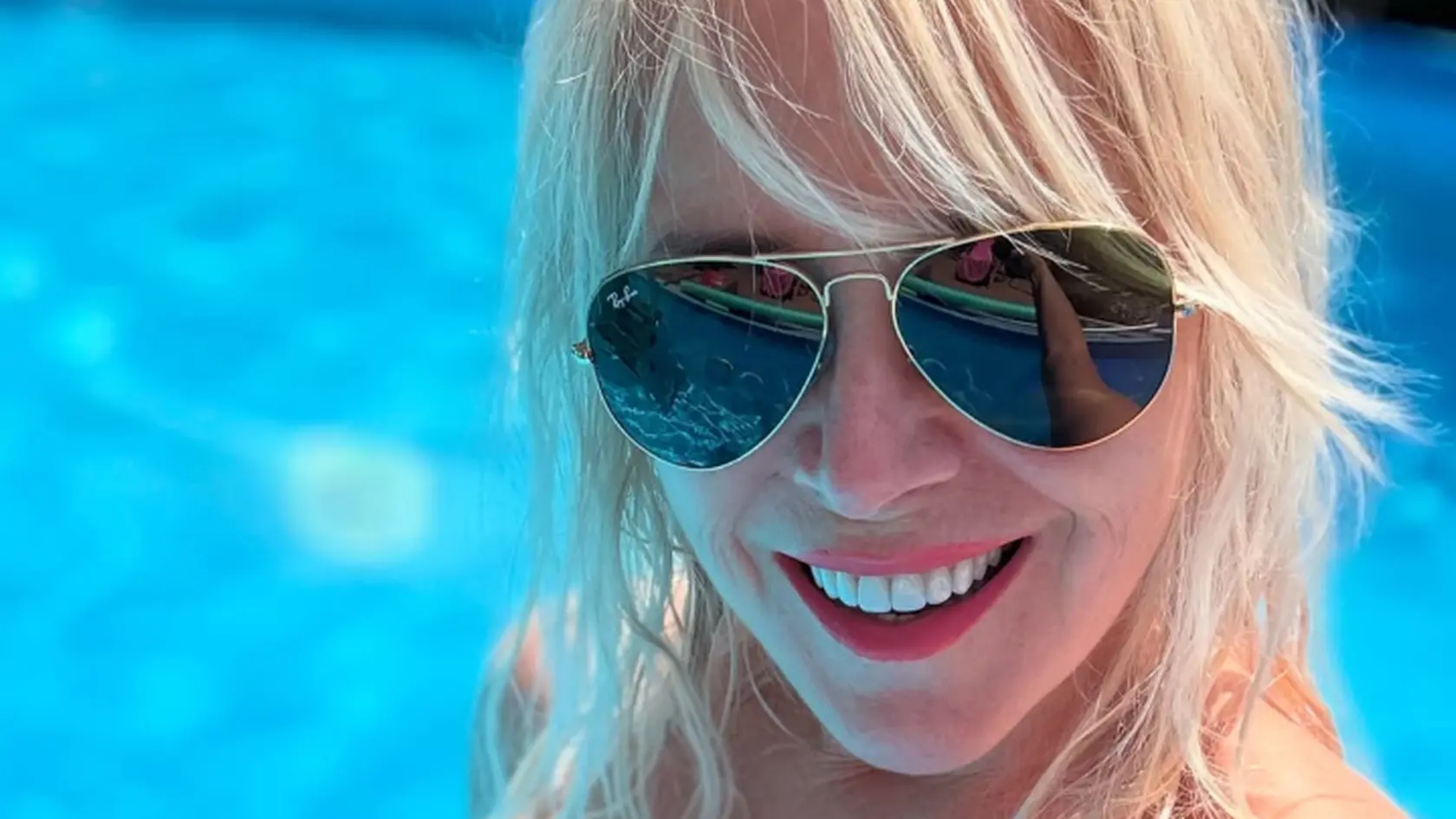 Jún 2025: Zuzana Vačková (56) predviedla krivky v celých plavkách. Pokojne by mohla konkurovať aj Pamele Anderson, len v bielom prevedení.