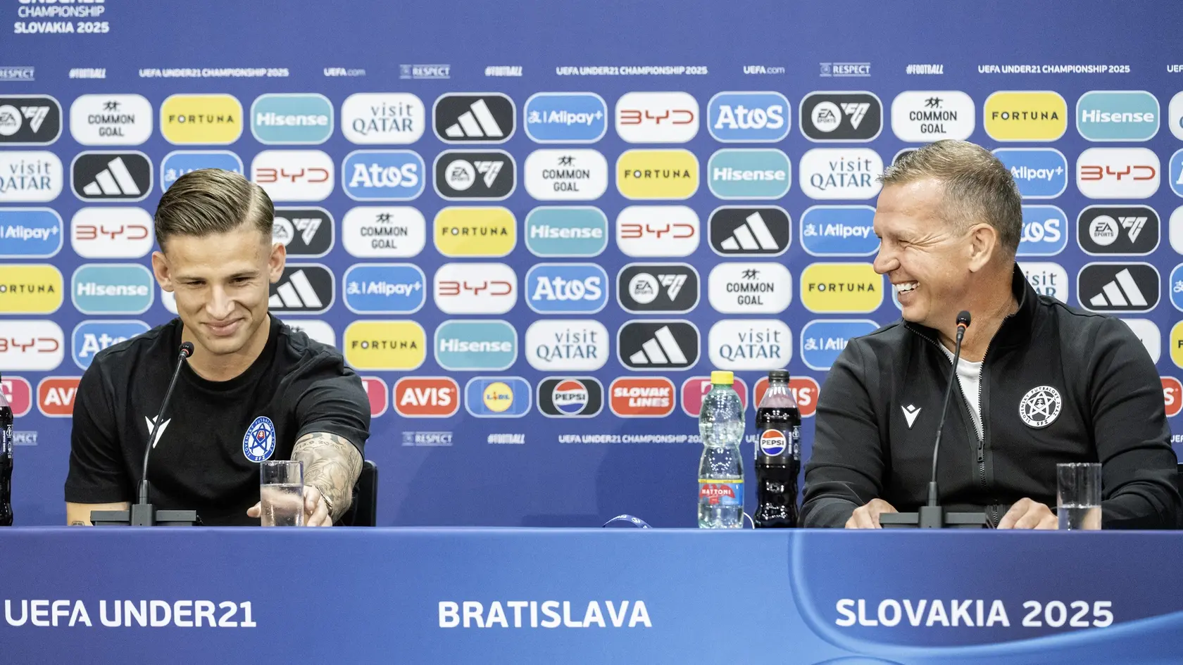 Na snímke sprava tréner slovenskej futbalovej reprezentácie do 21 rokov Jaroslav Kentoš a slovenský futbalista Tomáš Suslov počas tlačovej konferencie pred záverečným zápasom A-skupiny Rumunsko - Slovensko.