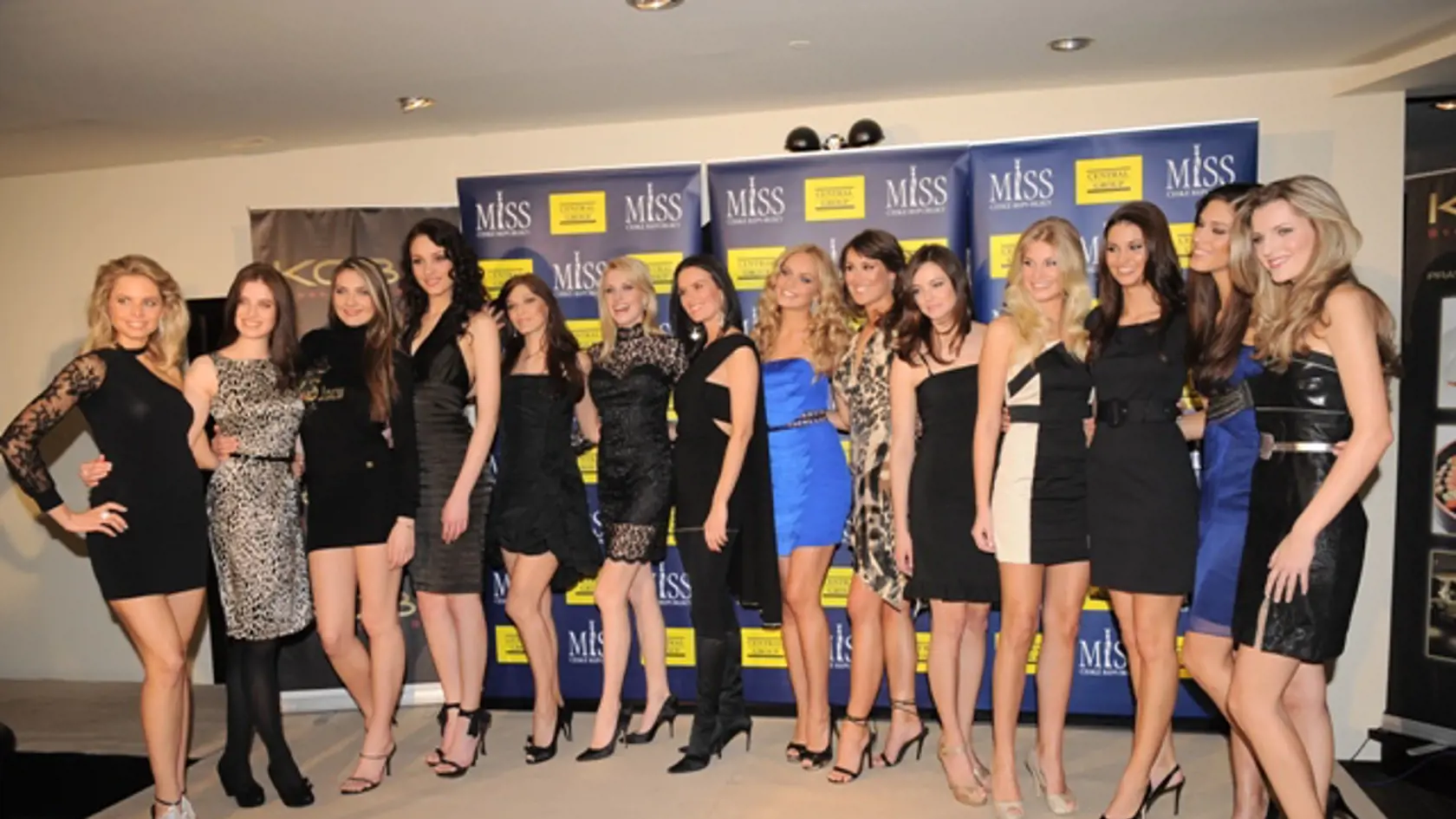 SLOVENKY: (zľava) 1. vicemiss SR 2007
Barbora Palovičová, 1. vicemiss SR 2008
Martina Tóthová, Miss SR 2008 Sandra
Manáková, 2. vicemiss SR 2009
Marcela Ševčíková, 1. vicemiss SR 2009
Lea Šindlerová, Miss SR 2009 Denisa
Mendrejová, v strede Silvia Lakatošová (šéfka slovenskej Miss Universe) a Tatiana Kuchařová (tútorka súťaže), ďalej
ČEŠKY: (zľava) 1. vicemiss ČR 2008
Zuzana Putnářová, 1. vicemiss ČR 2007
Veronika Pompeová, 2. vicemiss ČR 2009
Hana Věrná, 1. vicemiss ČR 2009 Lucie
Smatanová, Miss ČR 2009 Aneta Vignerová,
2. vicemiss ČR 2007 Veronika Chmelířová
