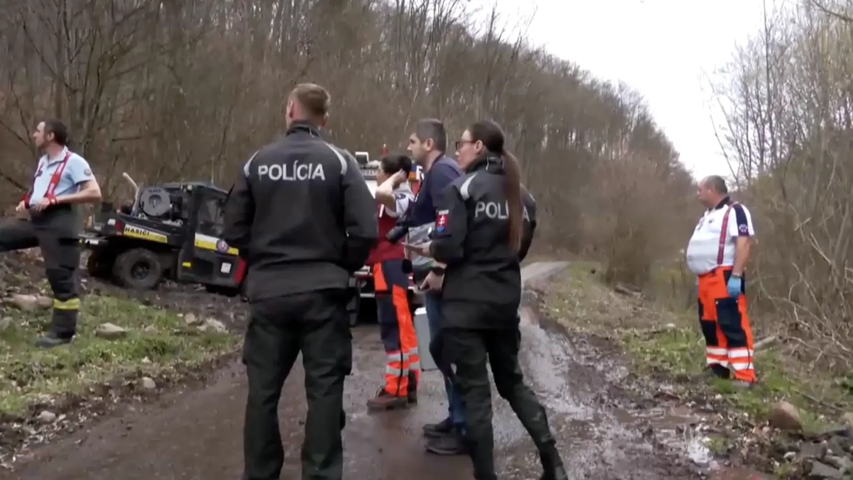 Keďže išlo o mimoriadne strmý, náročný a podmočený terén, hasiči sa s technikou na miesto hneď nedostali, k zásahu museli pokračovať pešo asi 400 metrov.