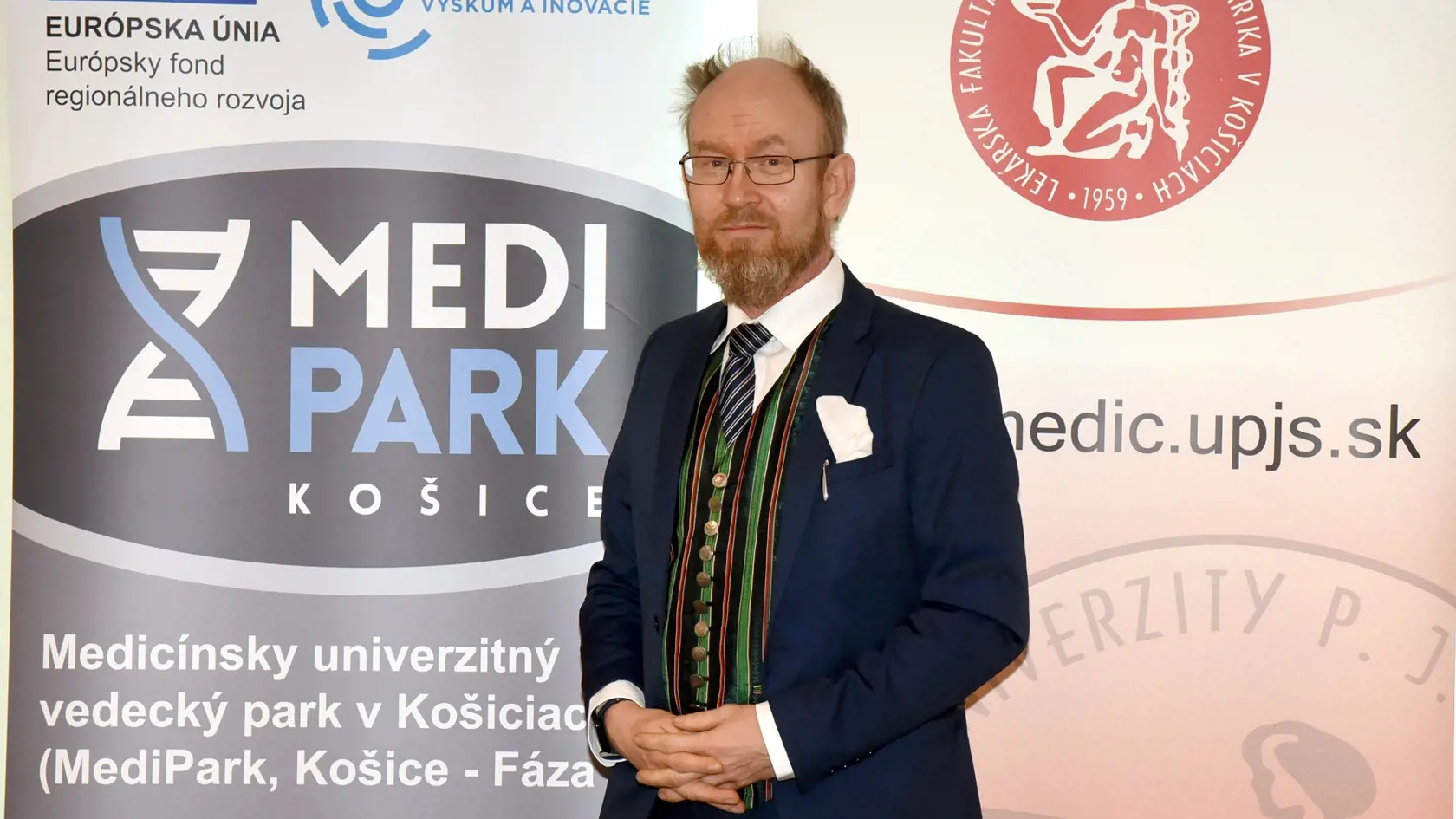 Pracovník Kliniky infektológie a cestovnej medicíny Lekárskej fakulty UPJŠ a prezident Slovenskej spoločnosti infektológov prof. Pavol Jarčuška.