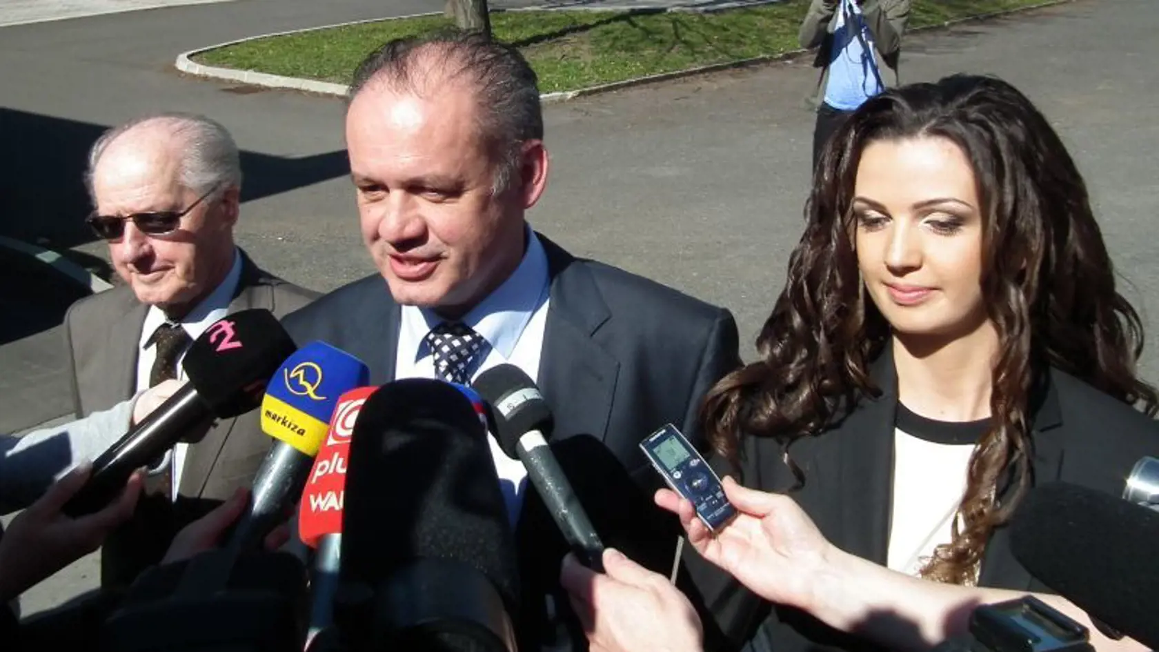 Druhé kolo prezidentských volieb 2014: Andreja Kisku znova sprevádzal otec a dcéra Natália.