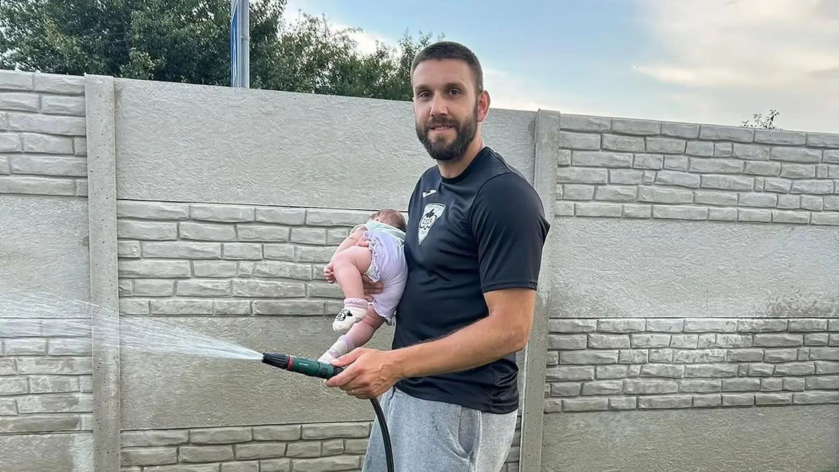 Hokejový útočník Trenčína Denis Hudec, ktorý je synom Žiga Pálffyho, ukázal trojmesačnú dcérku Agátku.
