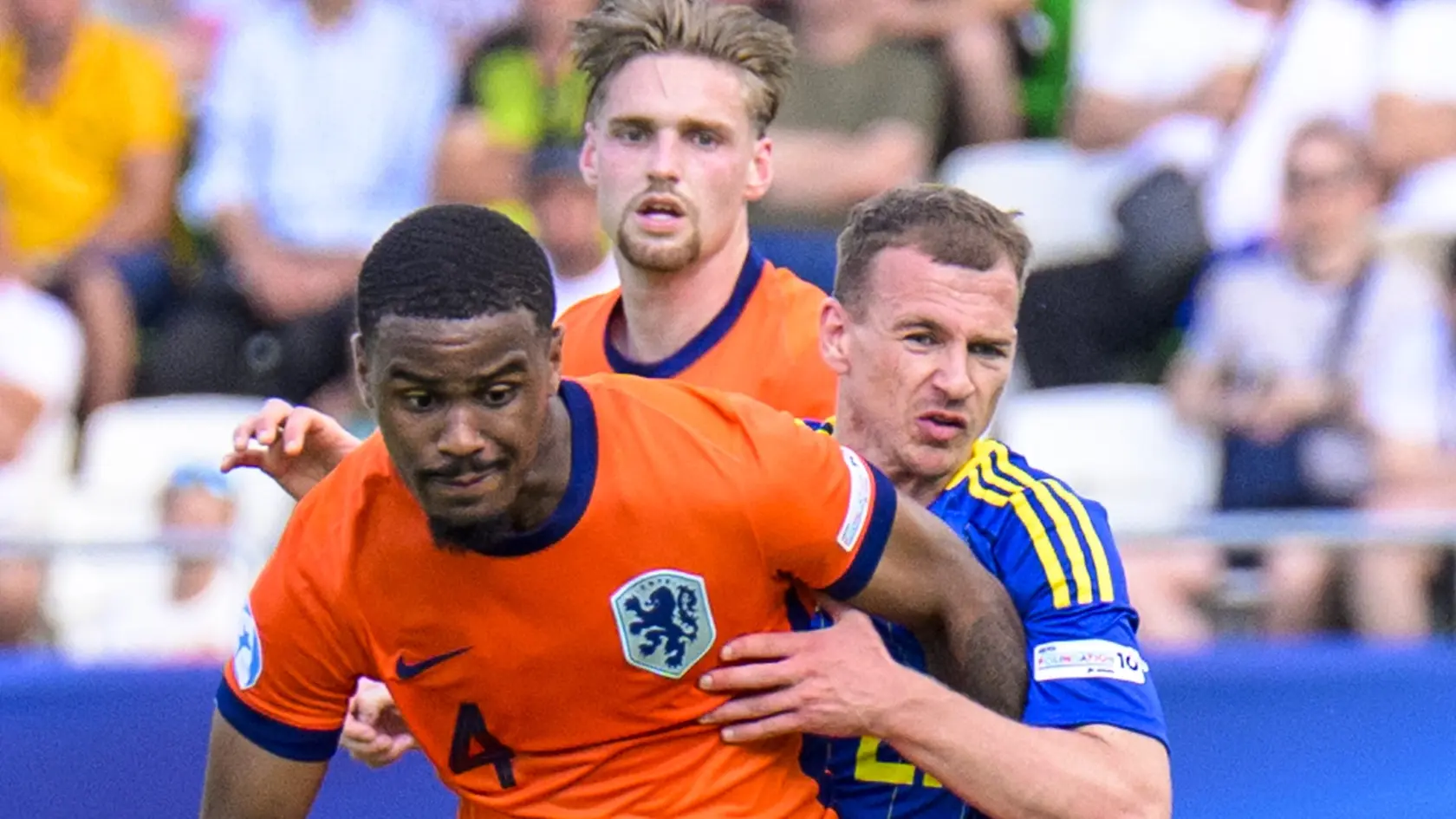 Na snímke vpredu zľava futbalista Jorrel Hato (Holandsko) a hráč Maxim Bragaru (Ukrajina) počas zápasu základnej D-skupiny Holandsko - Ukrajina.
