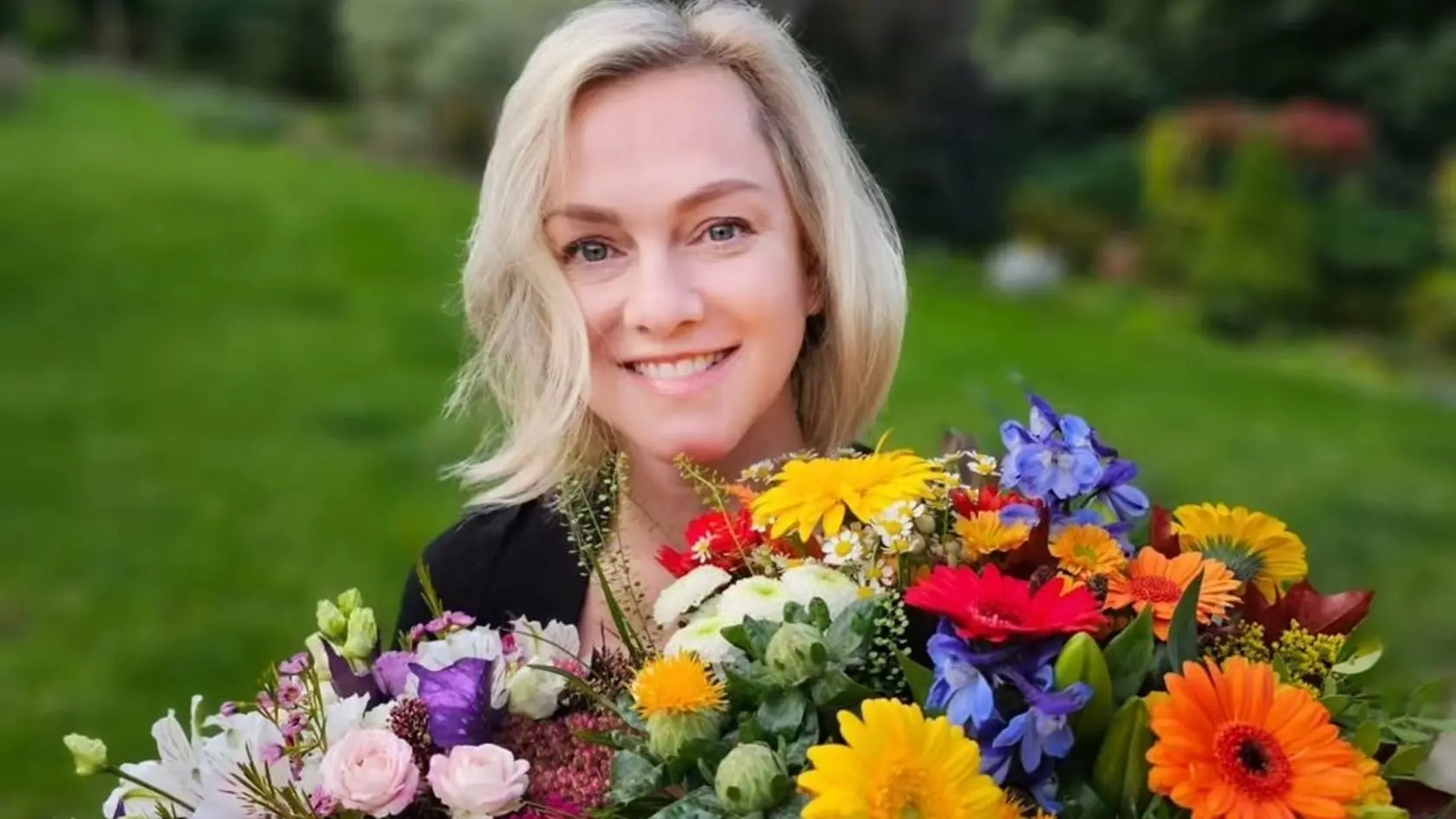 Monika Hilmerová oslávila 49-te narodeniny a pochválila sa fotkou s obrovskou kyticou kvetov.