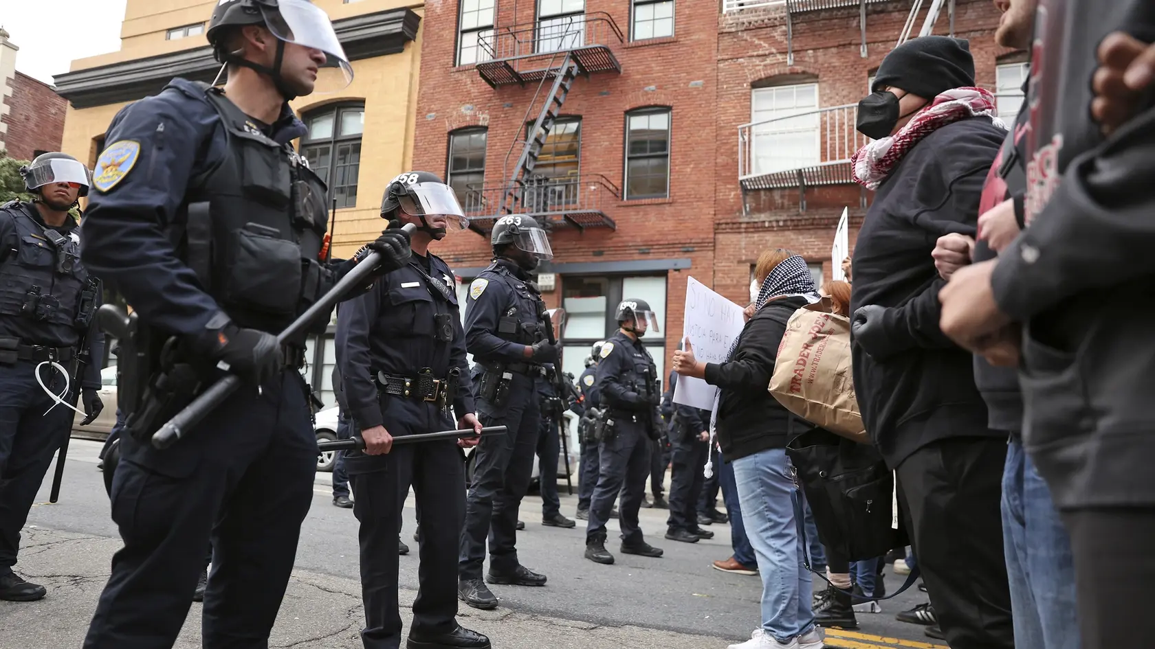 AZ16 San Francisco - Na snímke demonštrácia proti imigračnej politike prezidenta USA Donalda Trumpa v San Franciscu 8. júna 2025. Asi 60 ľudí zadržali v San Franciscu po nedeľných protestoch proti imigračnej politike prezidenta USA Donalda Trumpa. V Kalifornii pokračujú protestné demonštrácie napriek tomu, že prezident rozhodol o nasadení Národnej gardy. FOTO TASR/AP 

Protesters face off with San Francisco Police Department officers near U.S. Immigration & Customs Enforcement office on Sansome Street in San Francisco on Sunday, June 8, 2025. (Scott Strazzante/San Francisco Chronicle via AP)